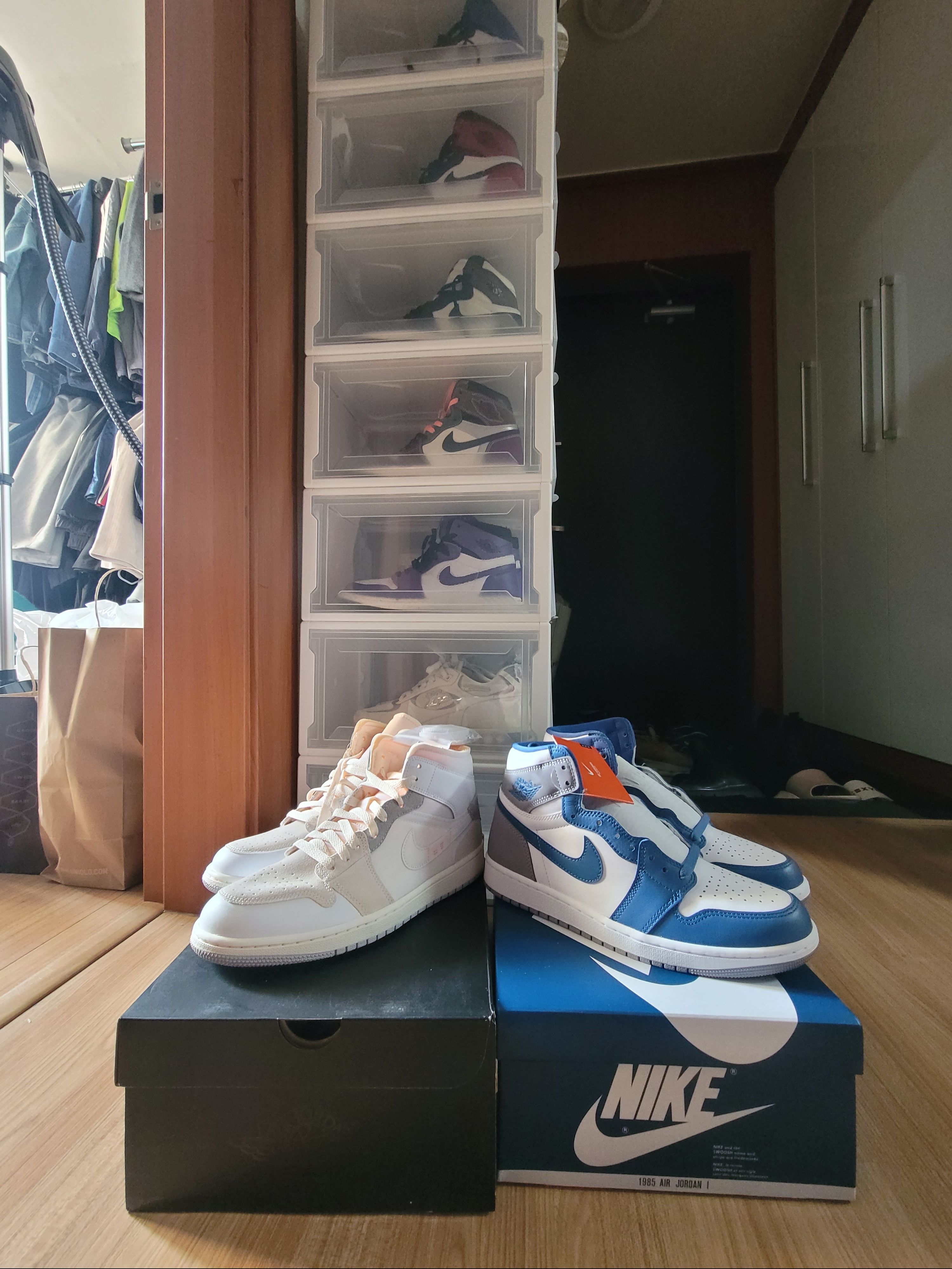 Jordan 1 Mid SE Craft White and Phantom, Jordan 1 Retro High OG True Blue 착용 스타일