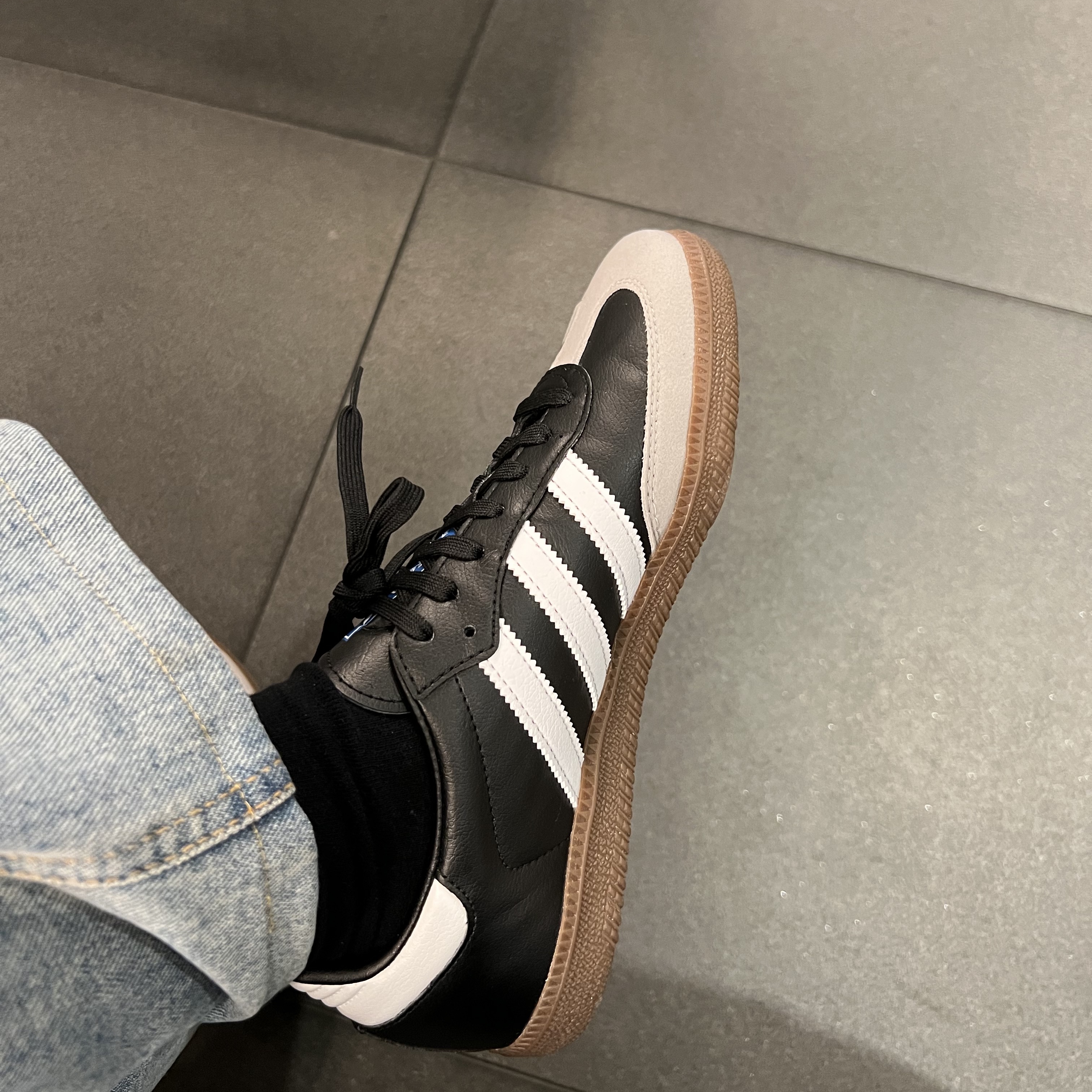 Adidas Samba Vegan Black White 착용 스타일 - 2