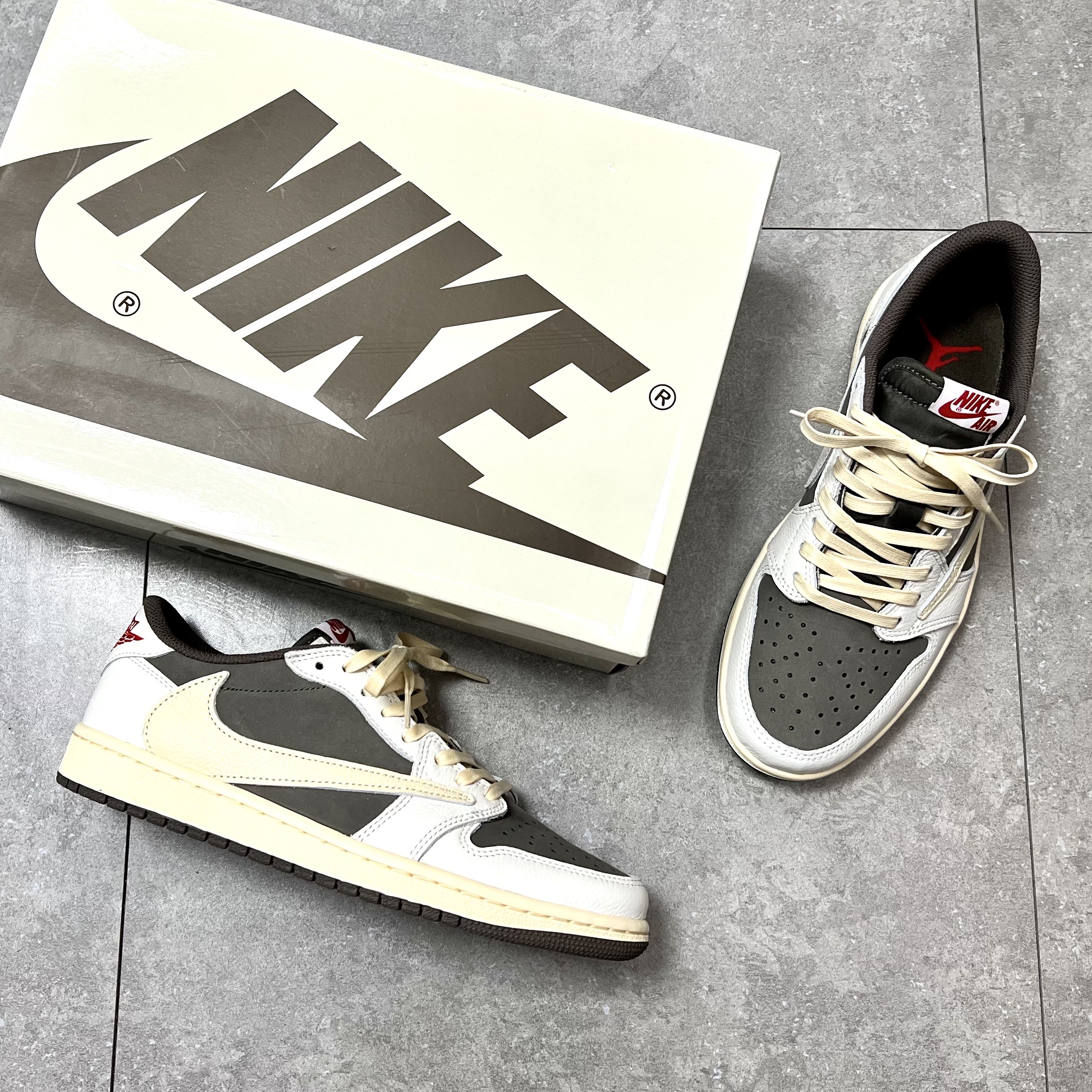 Jordan 1 x Travis Scott Retro Low OG SP Sail and Ridgerock 착용 스타일