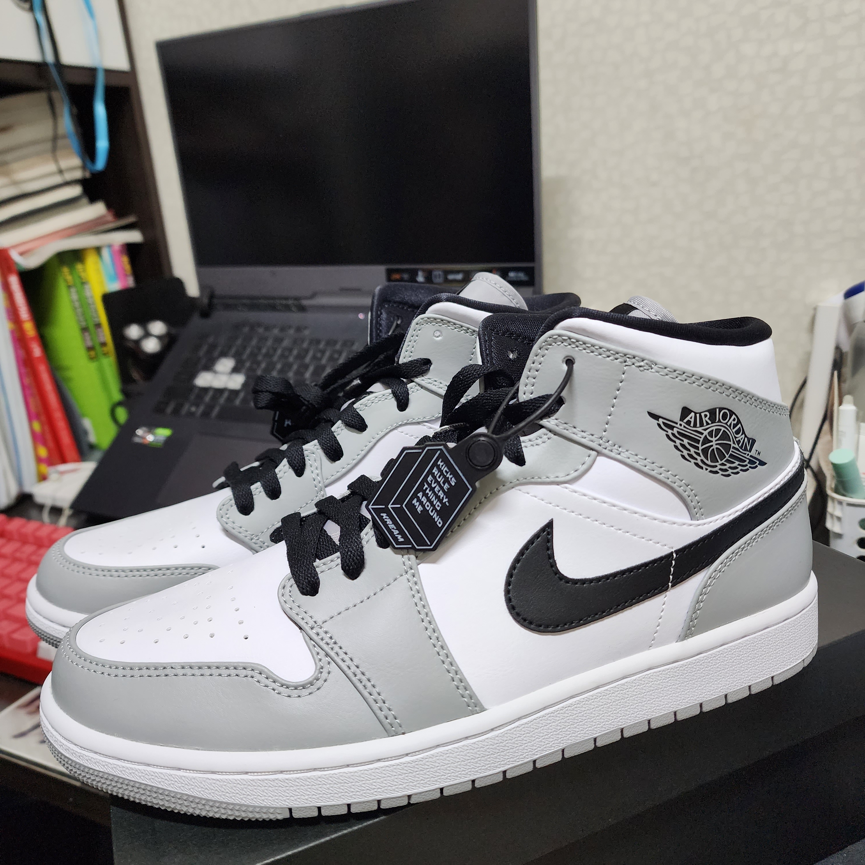 Jordan 1 Mid Light Smoke Grey 착용 스타일 - 1