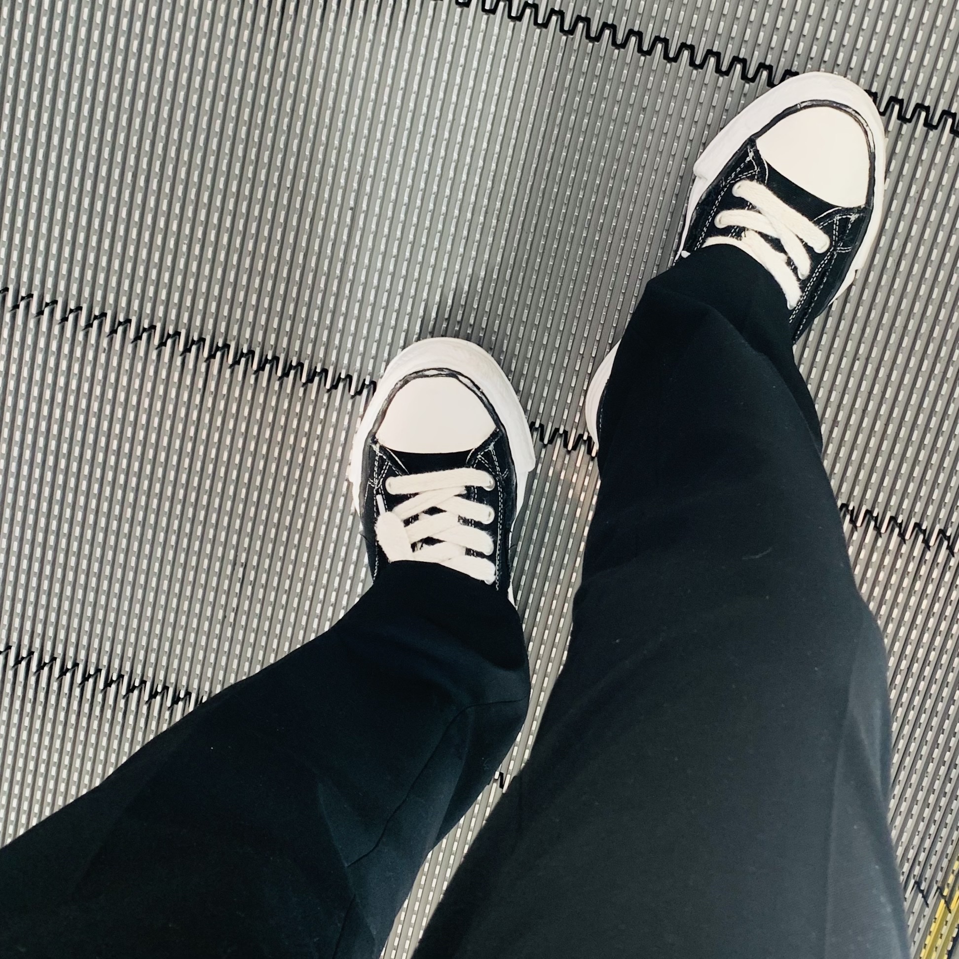Maison Mihara Yasuhiro Peterson OG Sole Canvas Low Sneakers Black 착용 스타일 - 2