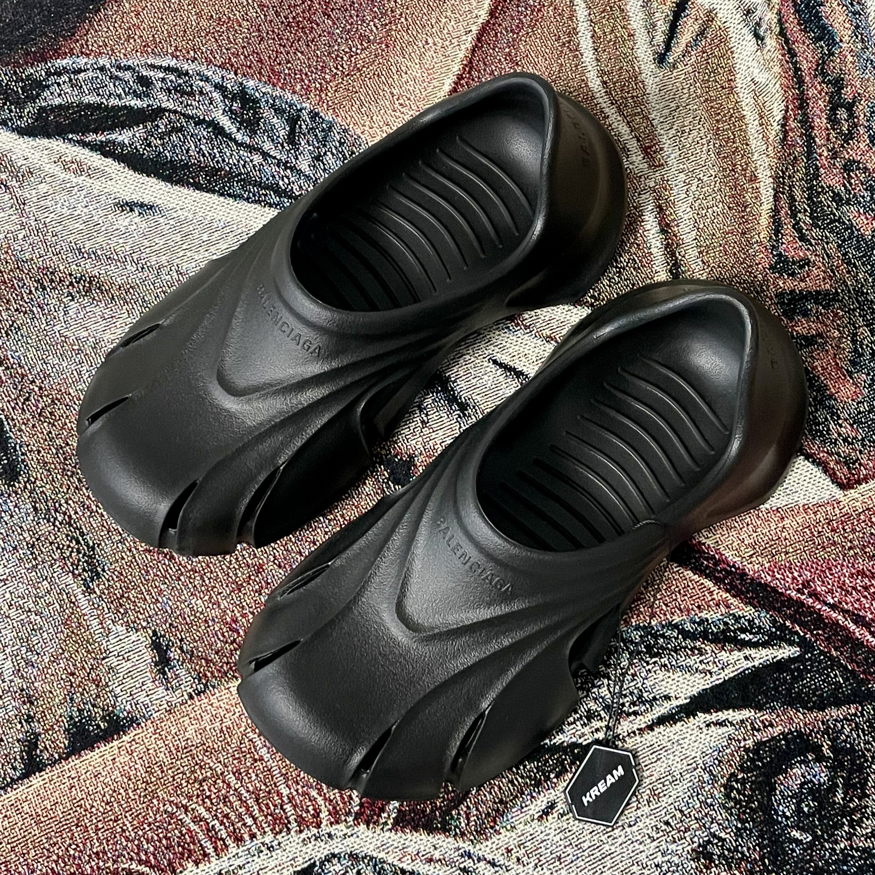 Balenciaga Rubber Mold Closed Black 착용 스타일