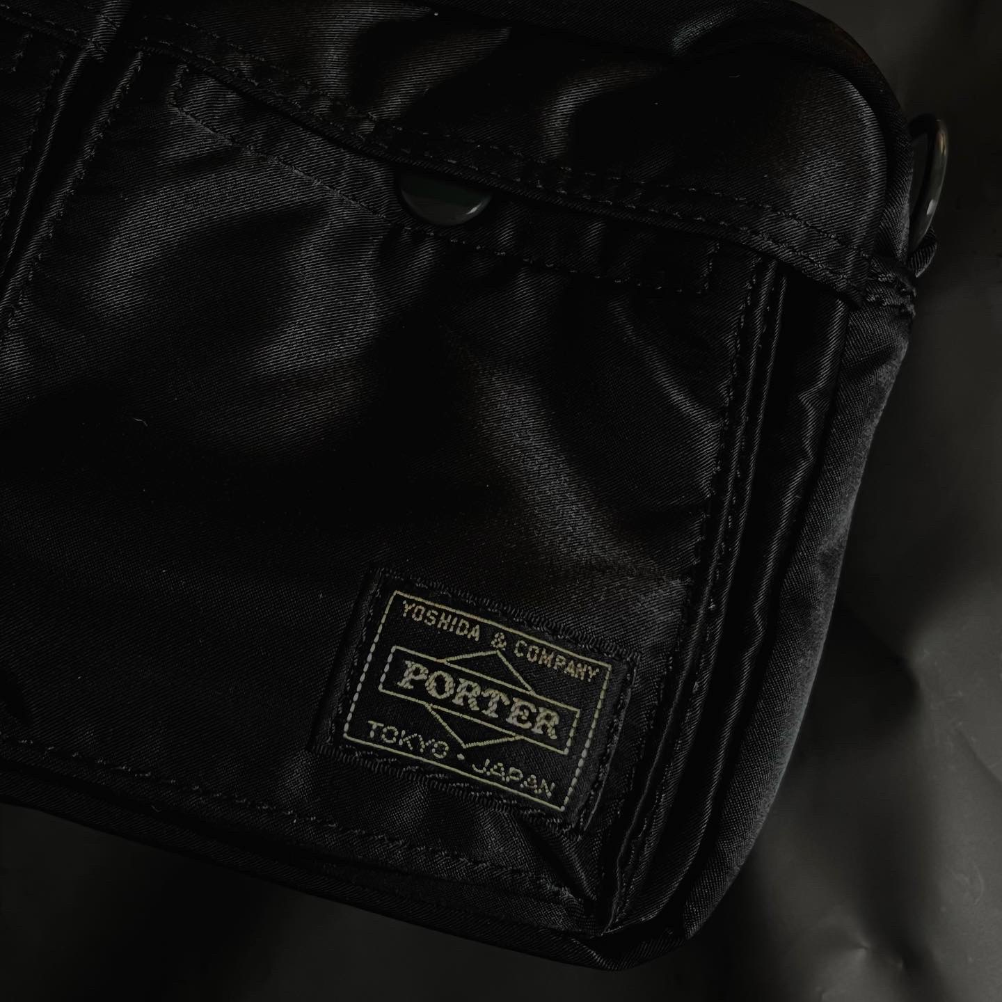 Porter Tanker Shoulder Bag Black 착용 스타일 - 1