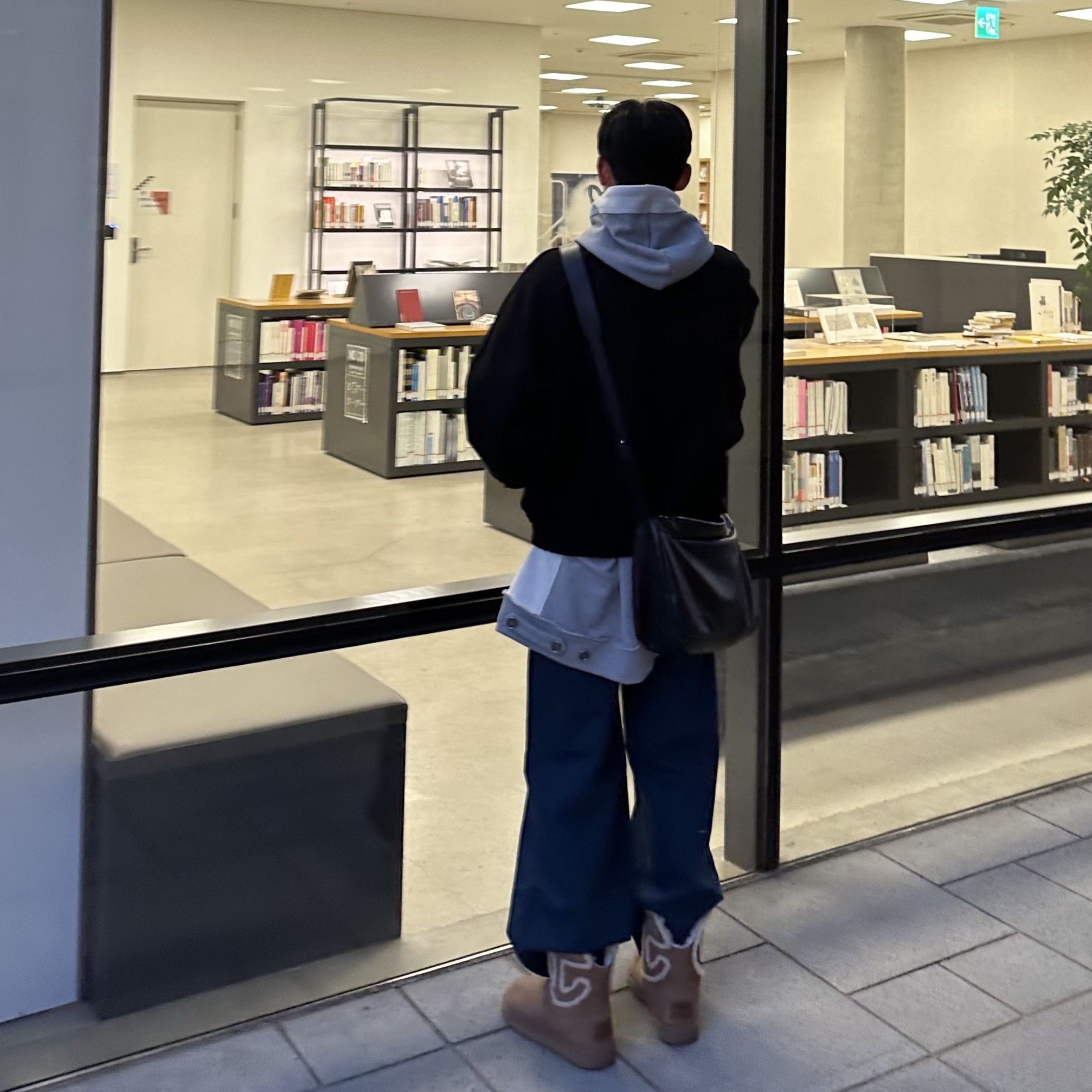 UGG x Telfar Logo Mini Chestnut 착용 스타일 - 4