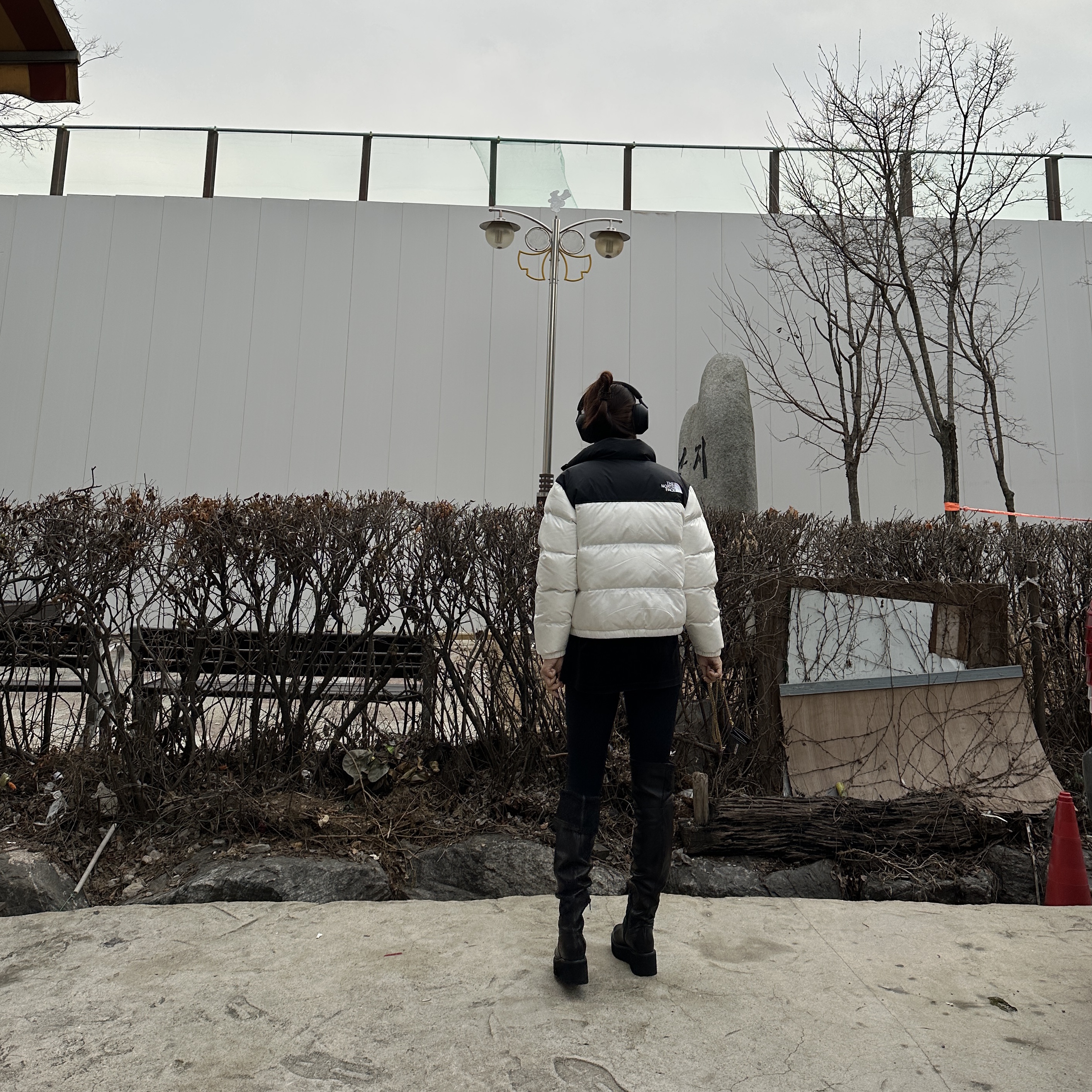 (W) The North Face Nuptse Hybrid Down Ball Jacket Ivory 착용 스타일 - 3