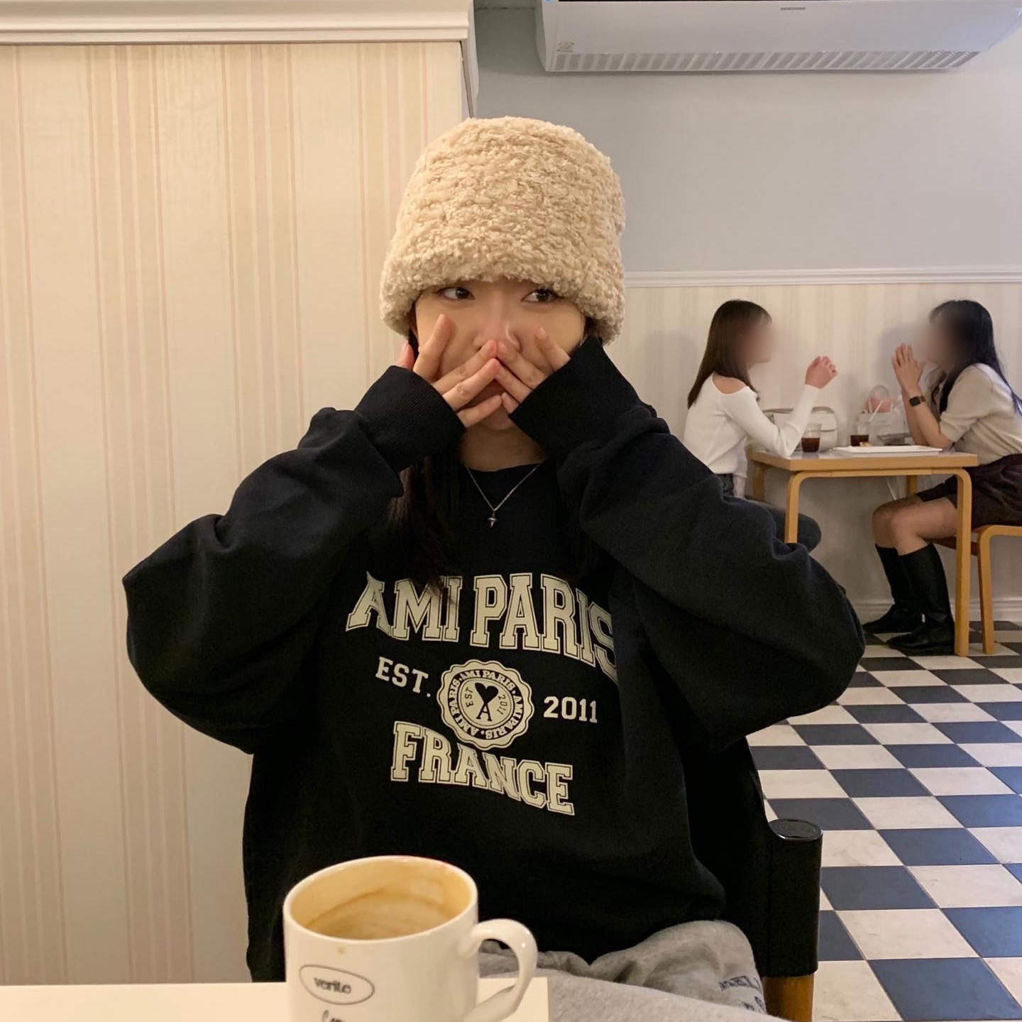 AMI Paris France Sweatshirt Black 착용 스타일