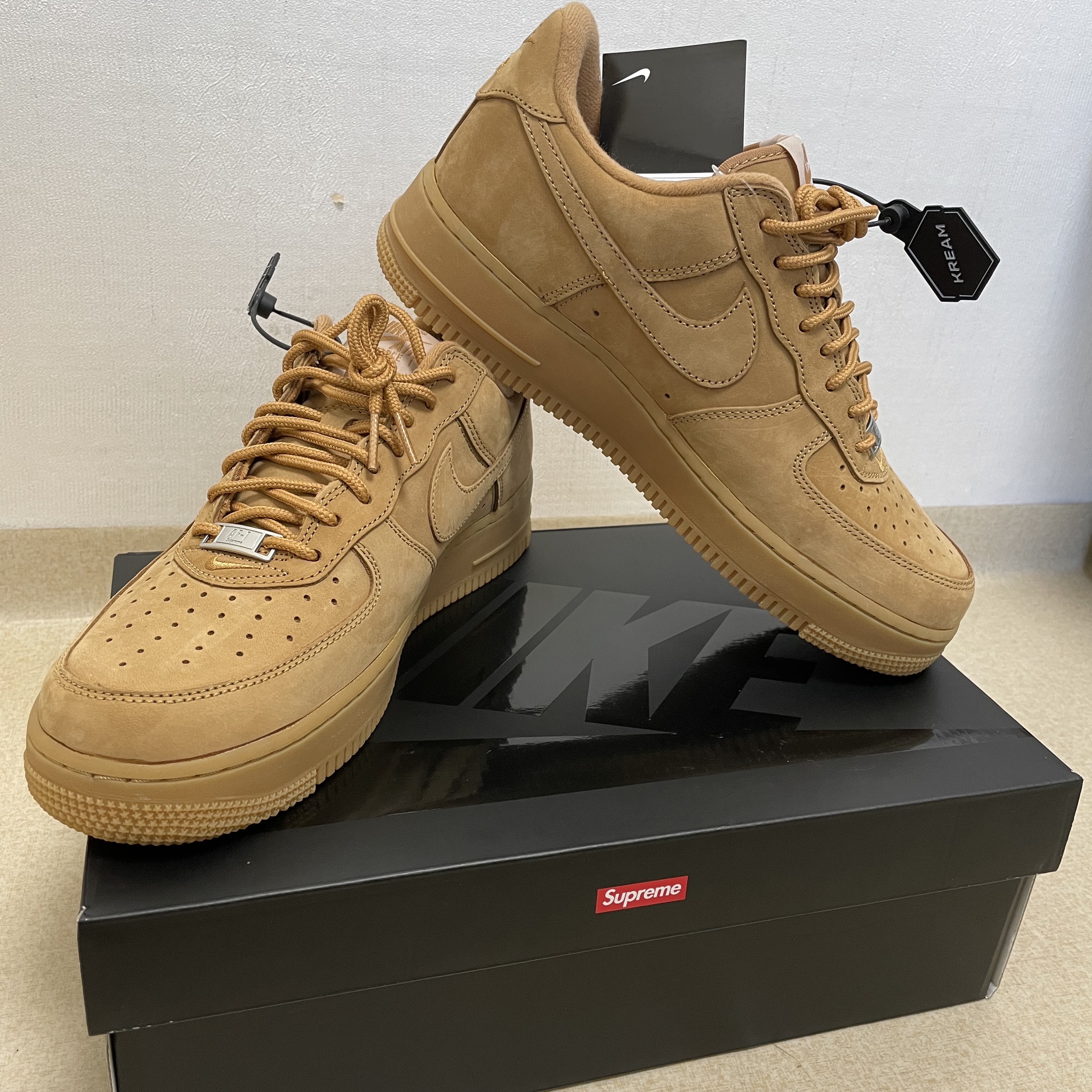 Nike x Supreme Air Force 1 Low Flax 착용 스타일 - 1