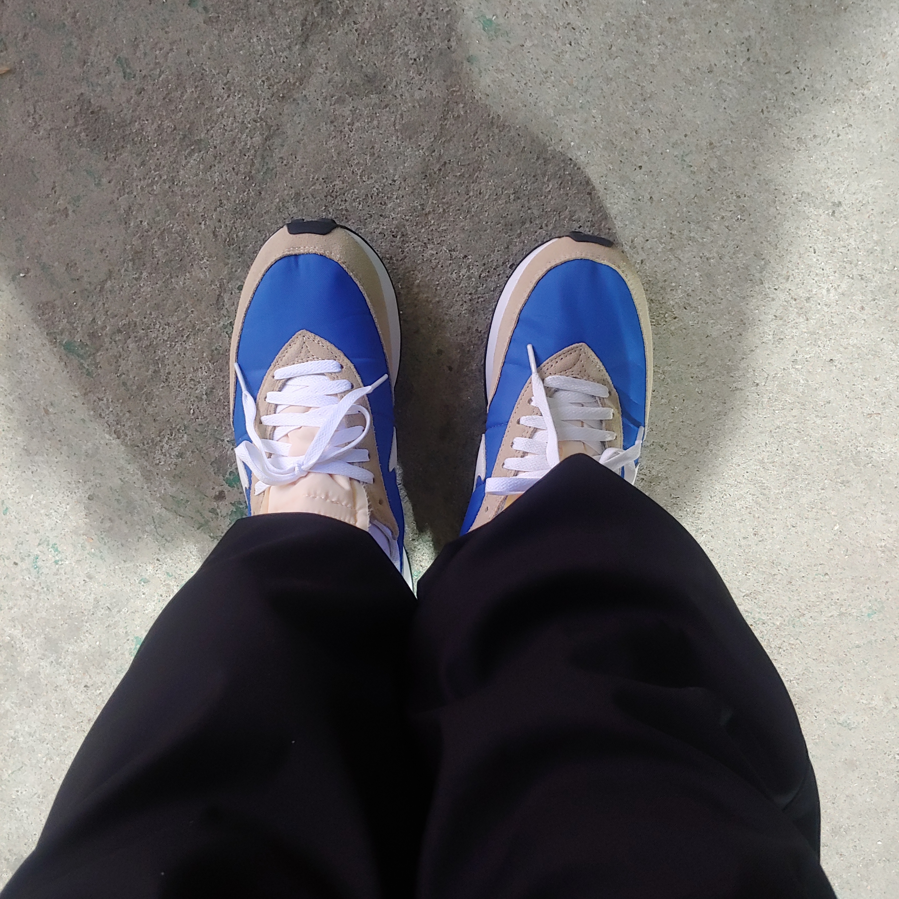 Nike Waffle Trainer 2 Hyper Royal Rattan 착용 스타일