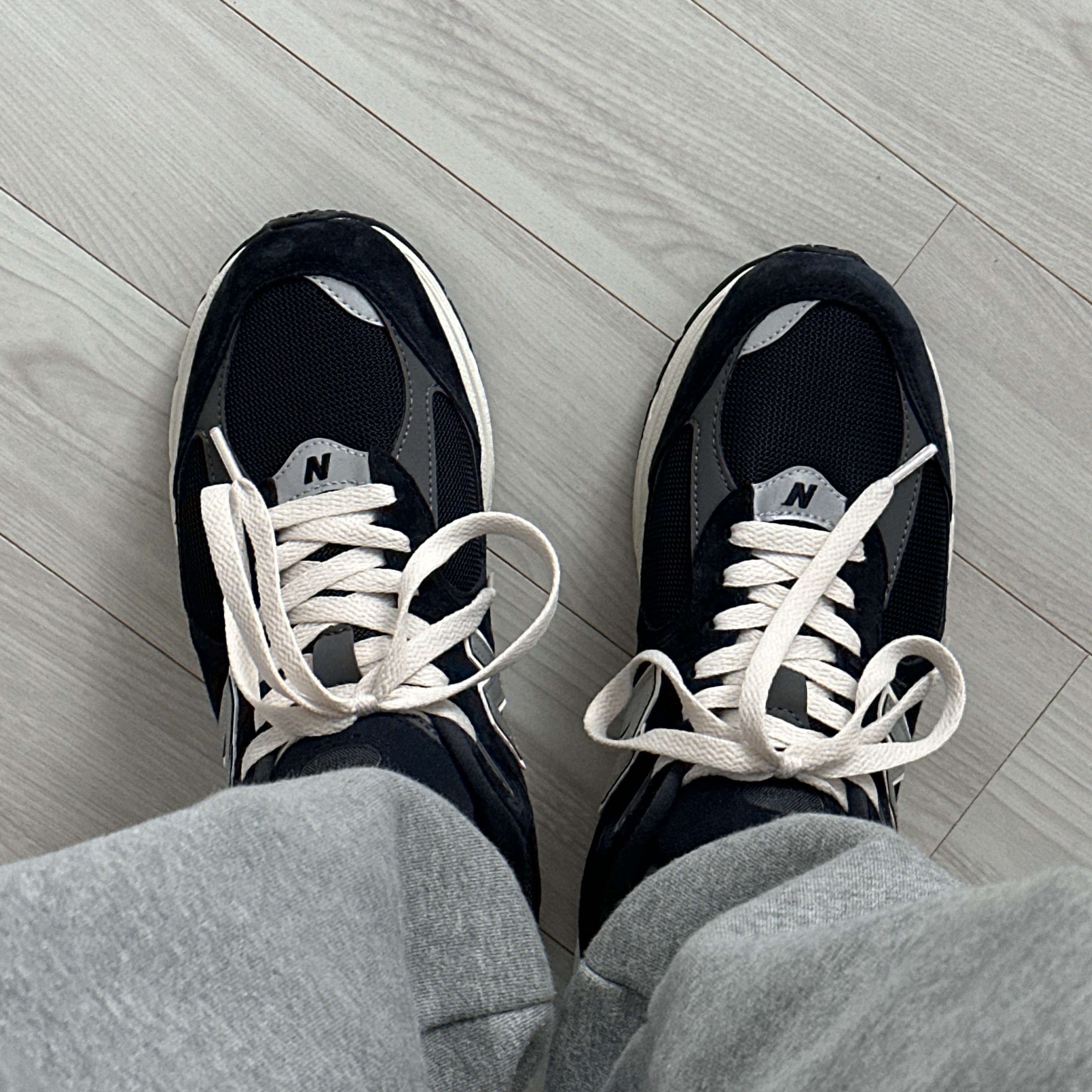 New Balance 2002R Eclipse Castlerock 착용 스타일