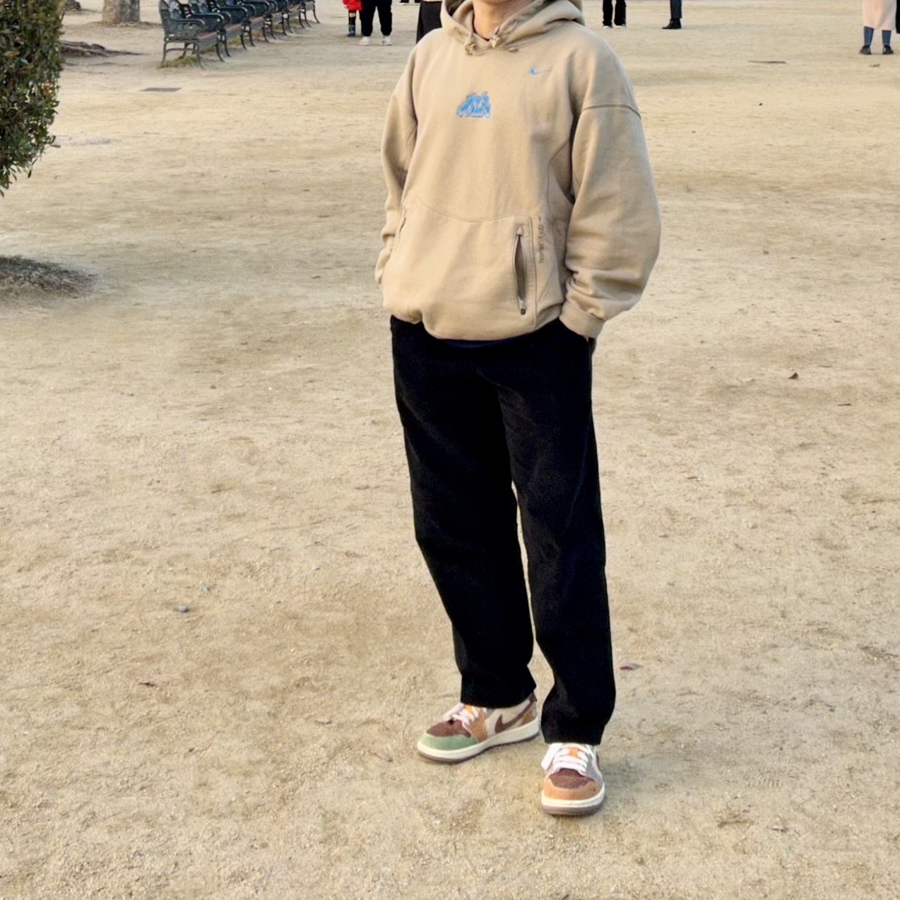 Jordan 1 x Zion Williamson Retro Low OG Flax and Oil Green, Nike x Off-White NRG Fleece Hoodie Khaki - Asia 착용 스타일 - 3