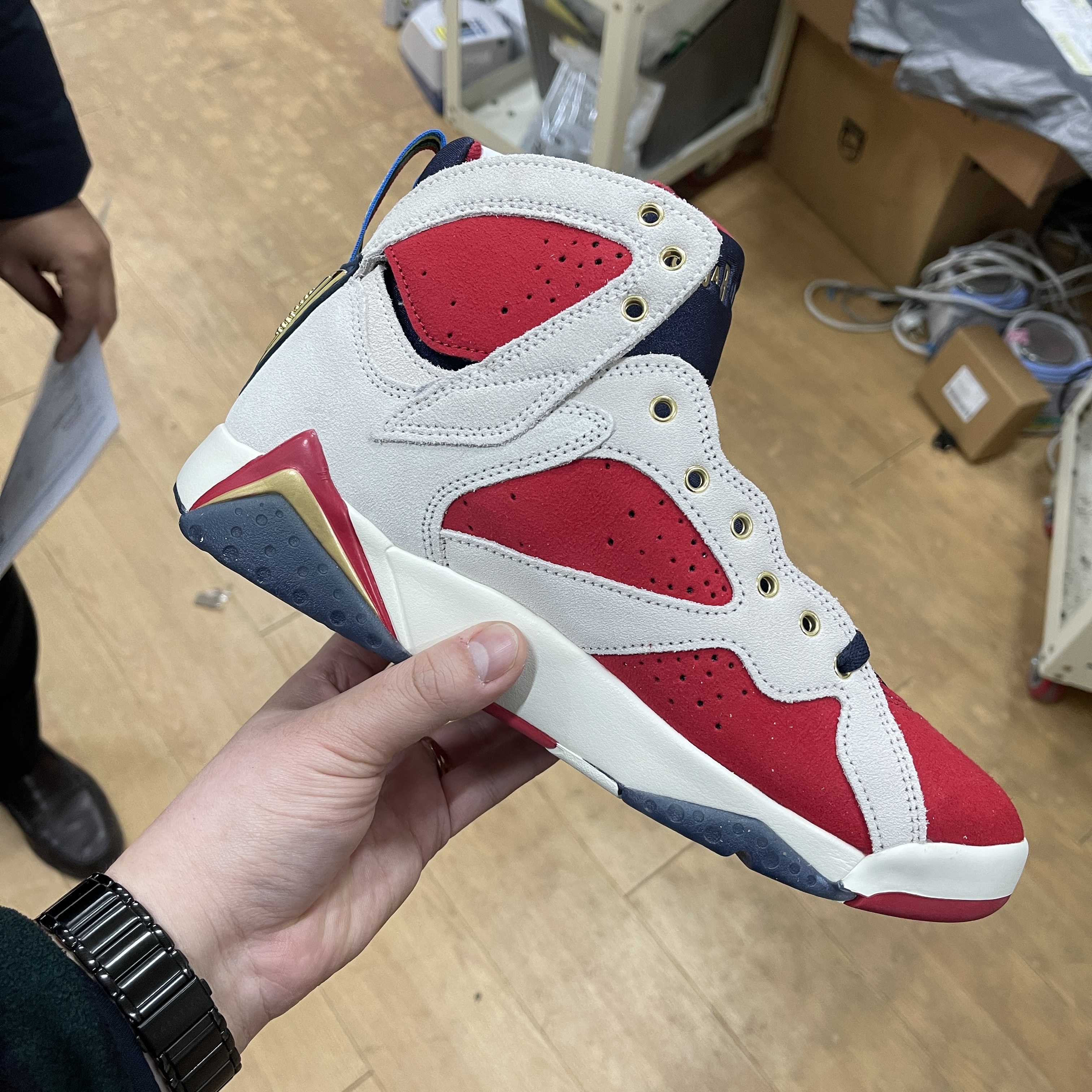 Jordan 7 x Trophy Room Retro SP True Red and Obsidian 착용 스타일 - 4