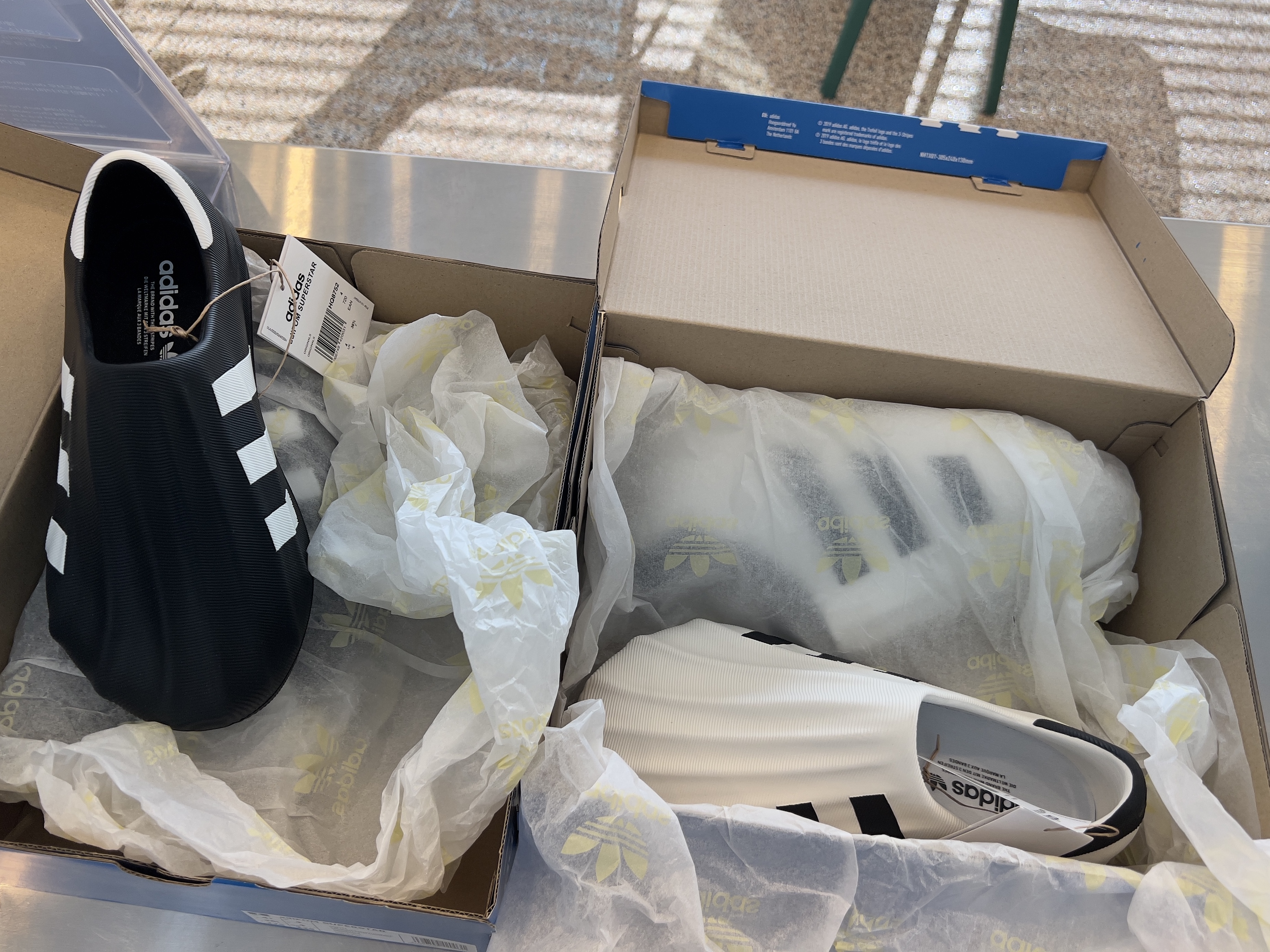 Adidas Adifom Superstar Core White, (W) UGG Tazz Slipper Chestnut 착용 스타일 - 2