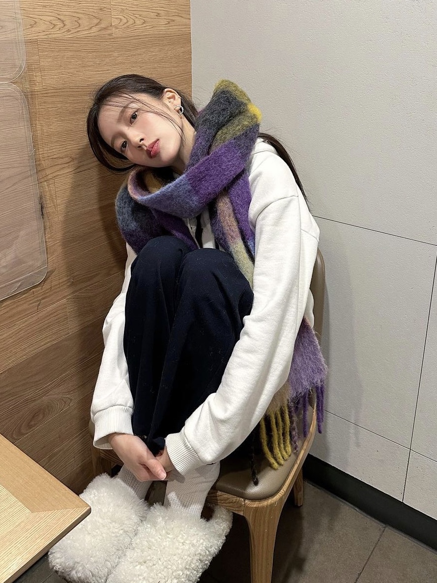Celine Loose Hoodie in Cotton Fleece Off White Black, Acne Studios Mohair Checked Muffler Anthracite Grey Yellow Purple 착용 스타일 - 1