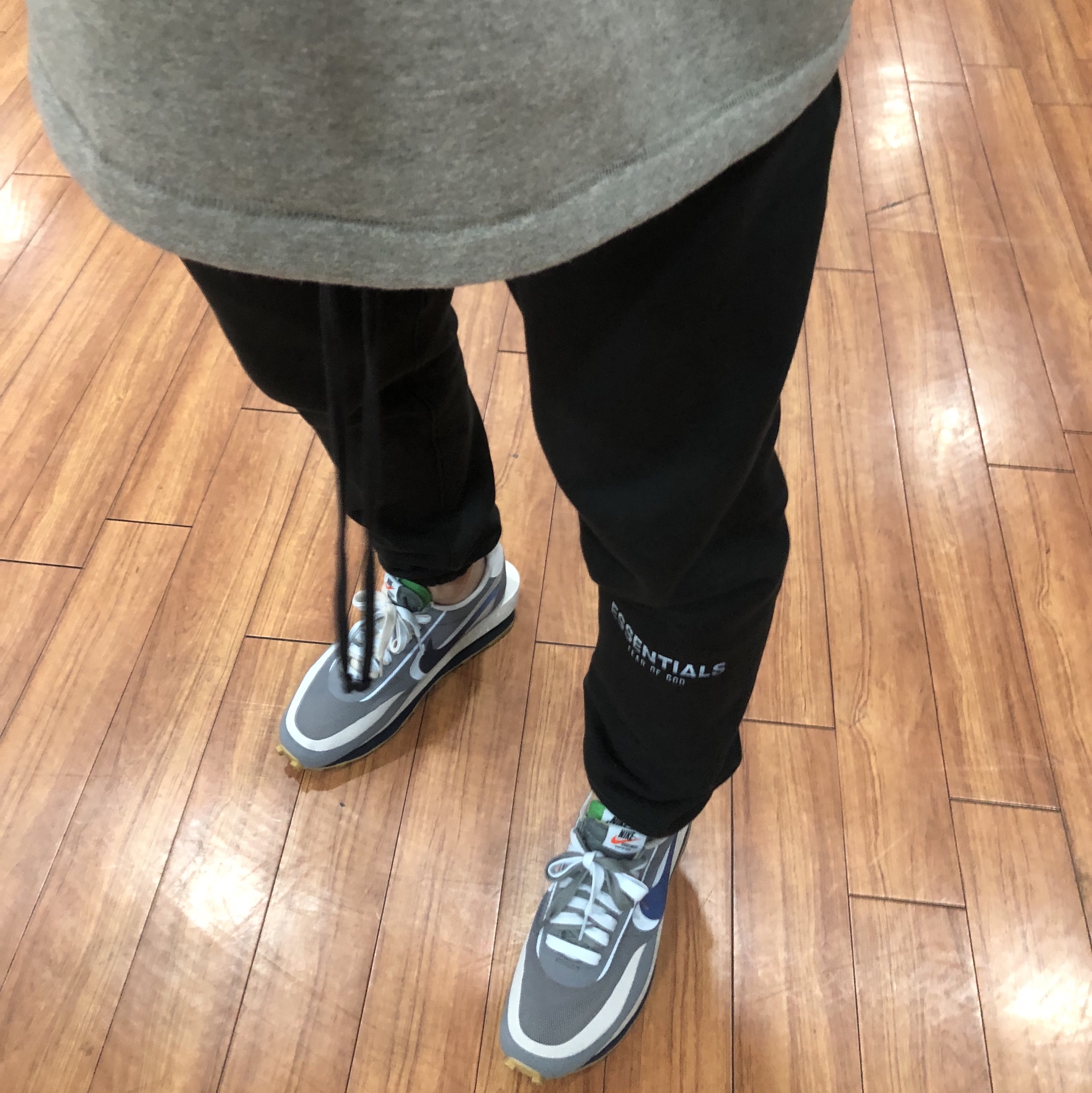 Essentials The Core Collection Relaxed Crewneck Sweatshirt Dark Oatmeal, Nike x Sacai x Clot LDWaffle Cool Grey 착용 스타일 - 2