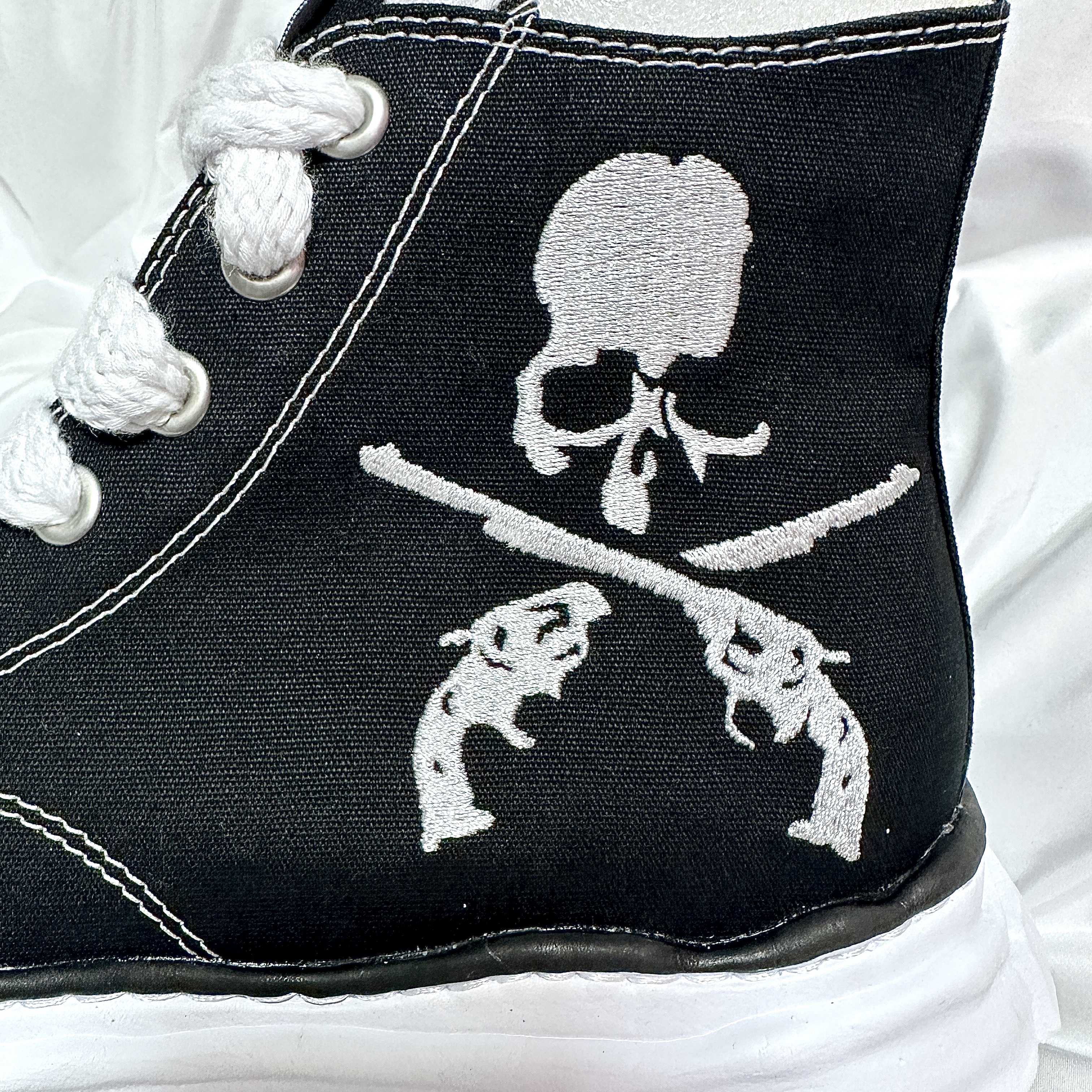 Maison Mihara Yasuhiro x Mastermind x Roar Peterson OG Sole Canvas High-top Sneakers Black White 착용 스타일 - 2