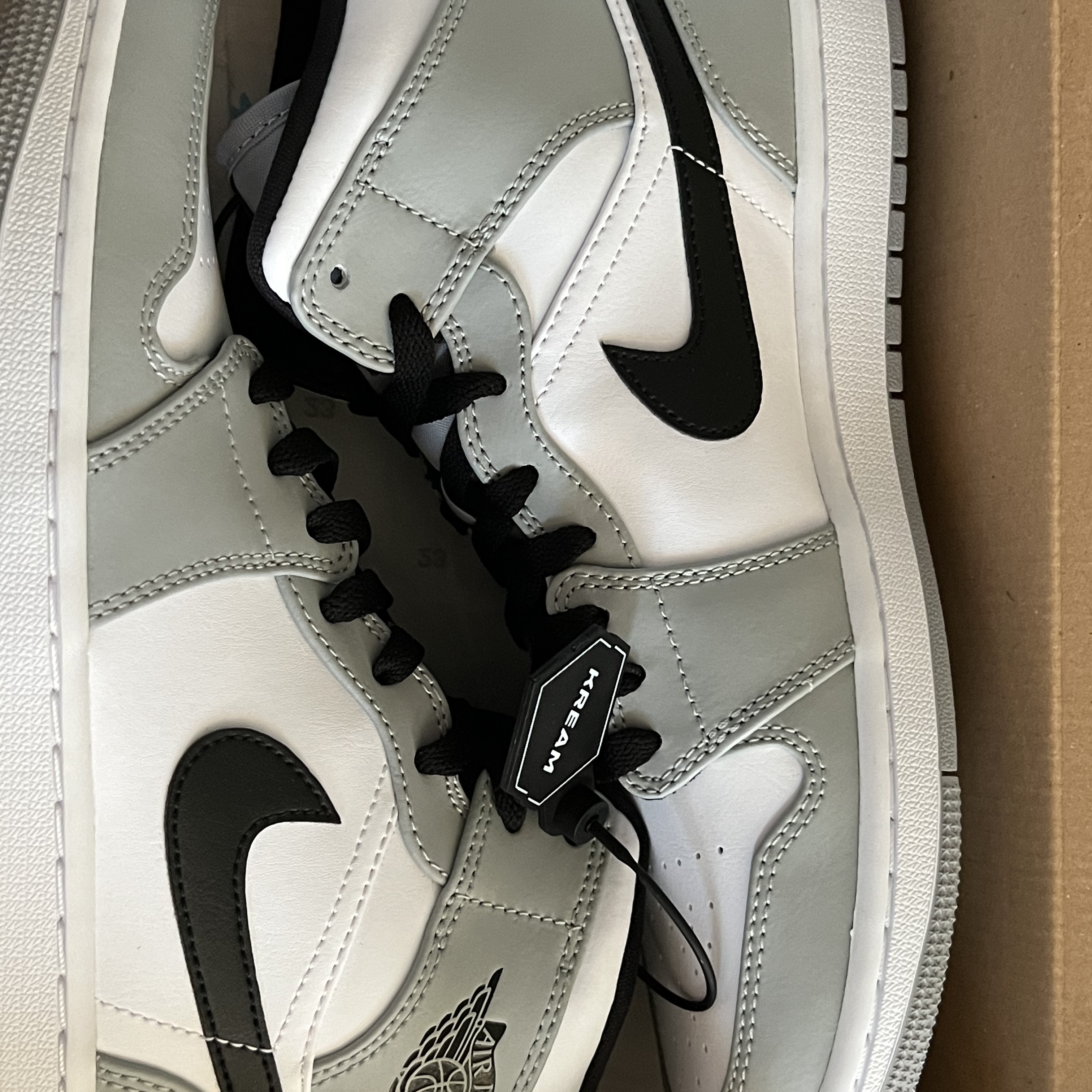 Jordan 1 Mid Light Smoke Grey 착용 스타일 - 3