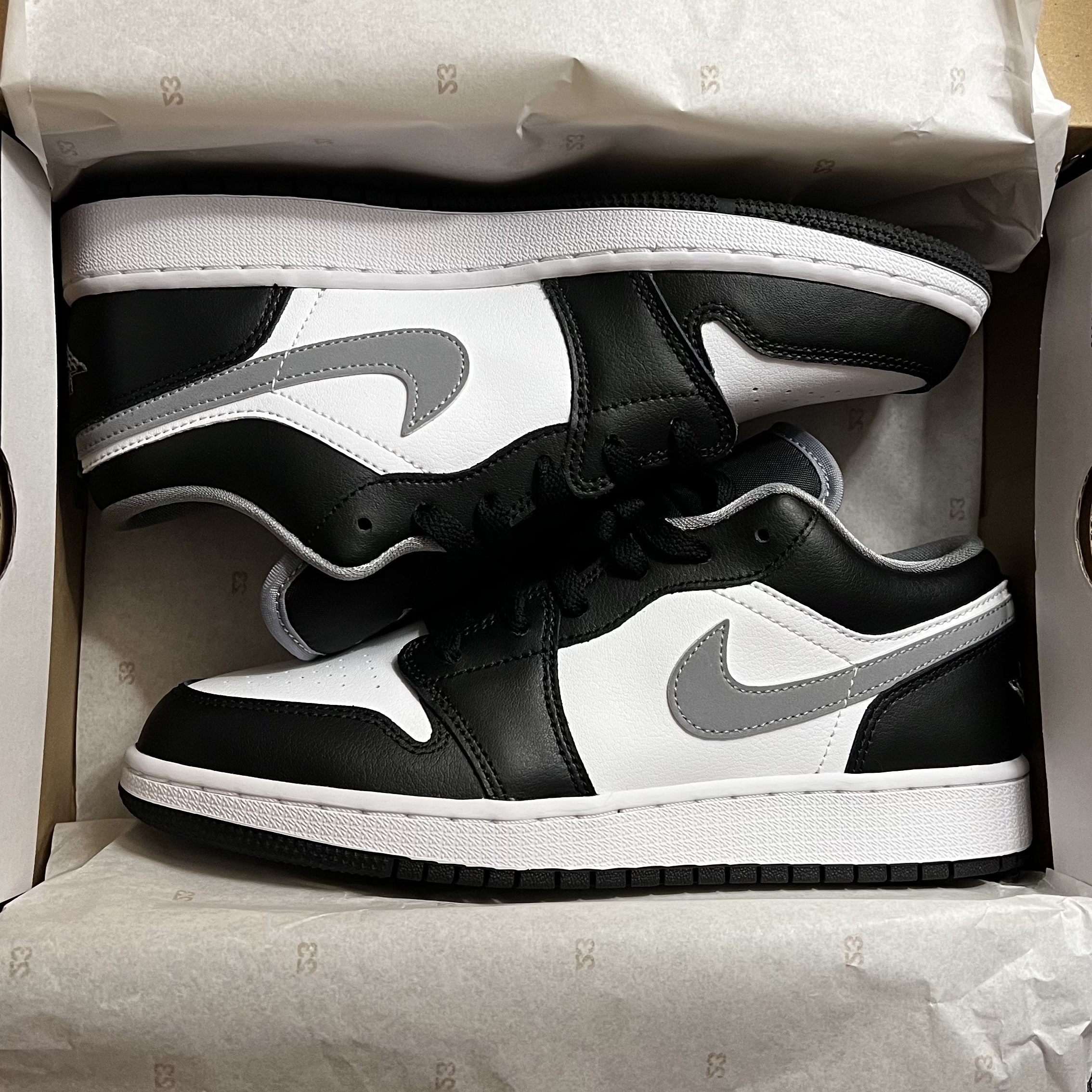 Jordan 1 Low Black Particle Grey 착용 스타일