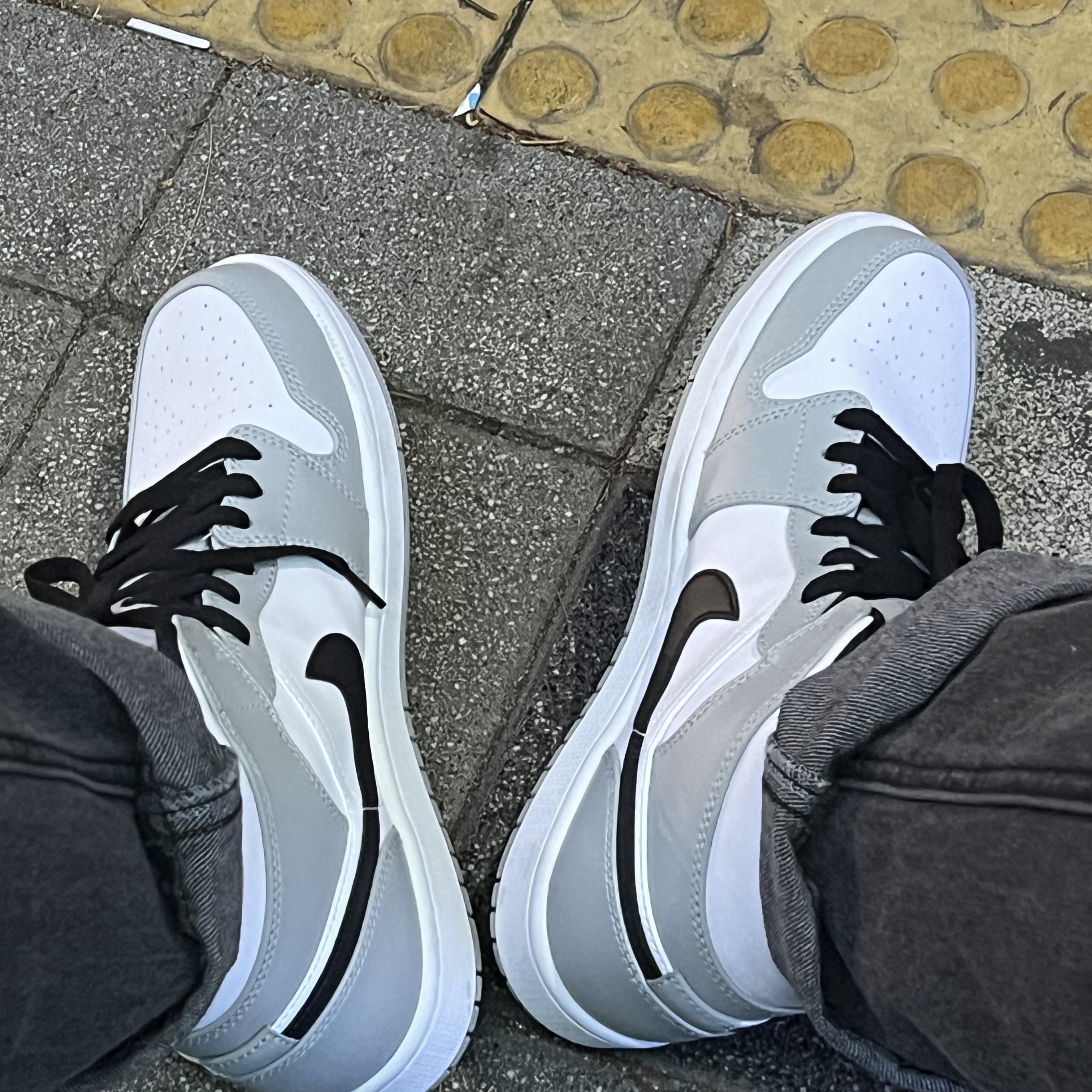 Jordan 1 Mid Light Smoke Grey 착용 스타일 - 2