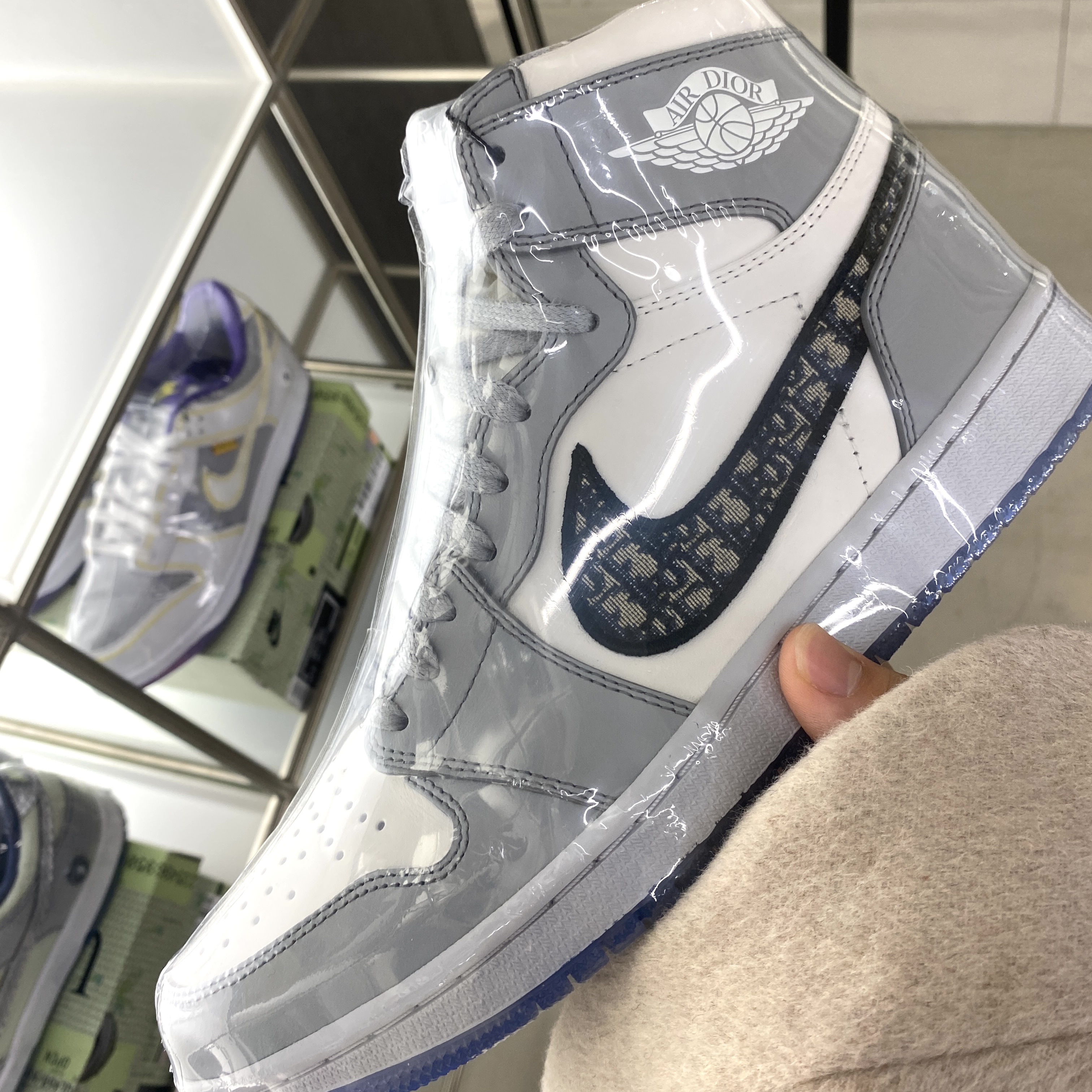 Jordan 1 x Dior High OG, Louis Vuitton x Nike Air Force 1 Low by Virgil Abloh White Comet Red μ°©μ© μ€νμΌ - 1