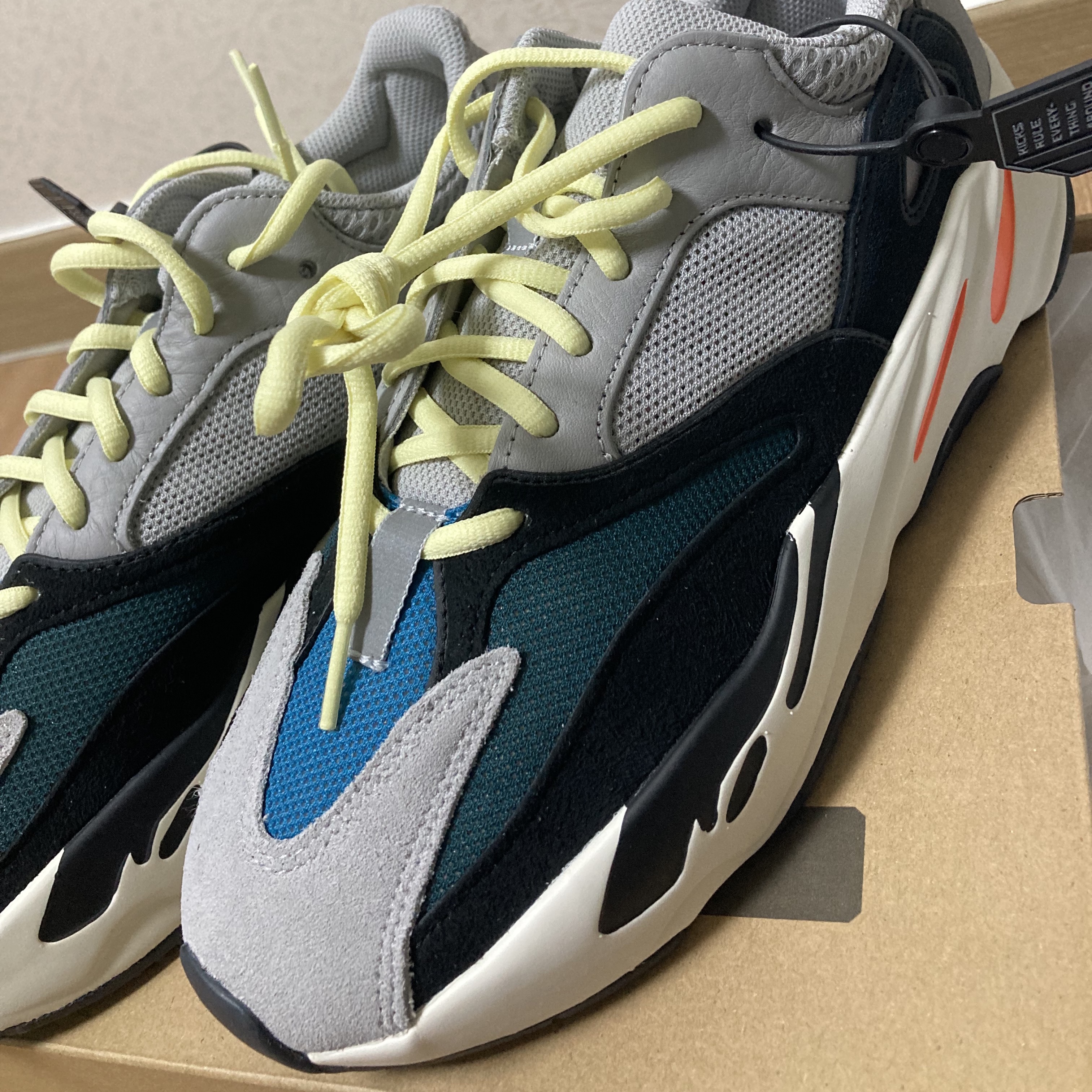 Adidas Yeezy Boost 700 Wave Runner Solid Grey 2021/2022 착용 스타일 - 2