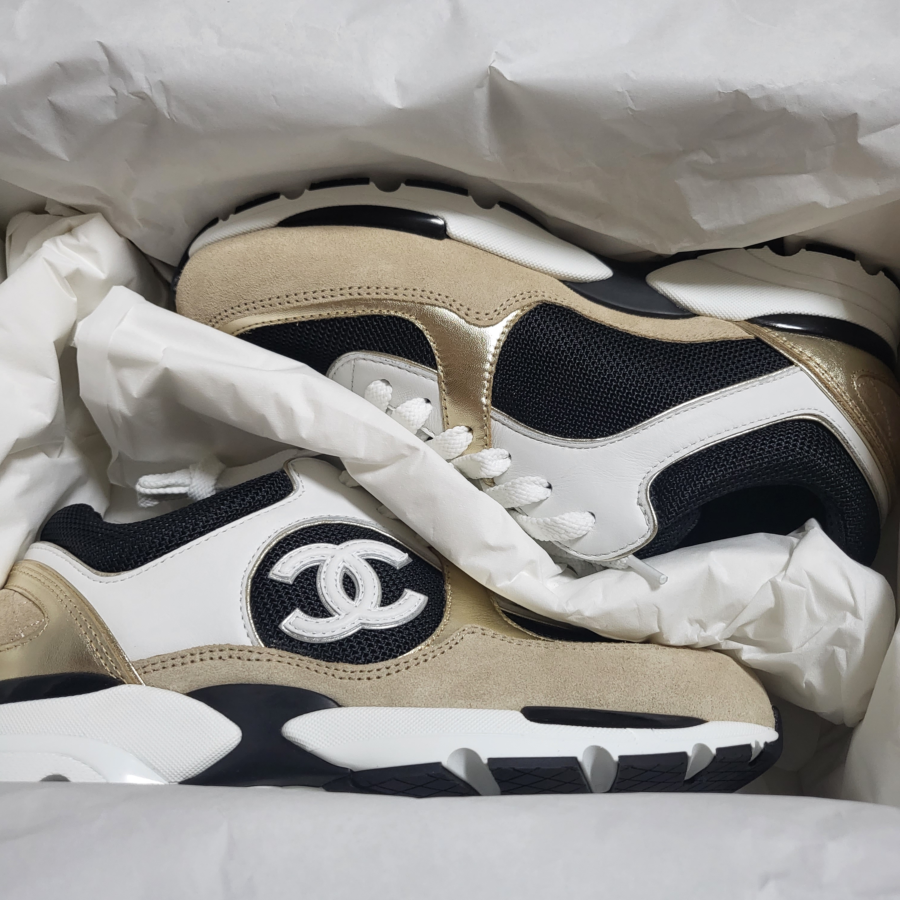 (W) Chanel Sneakers Calfskin Fabric & White Black Beige Gold 착용 스타일 - 2
