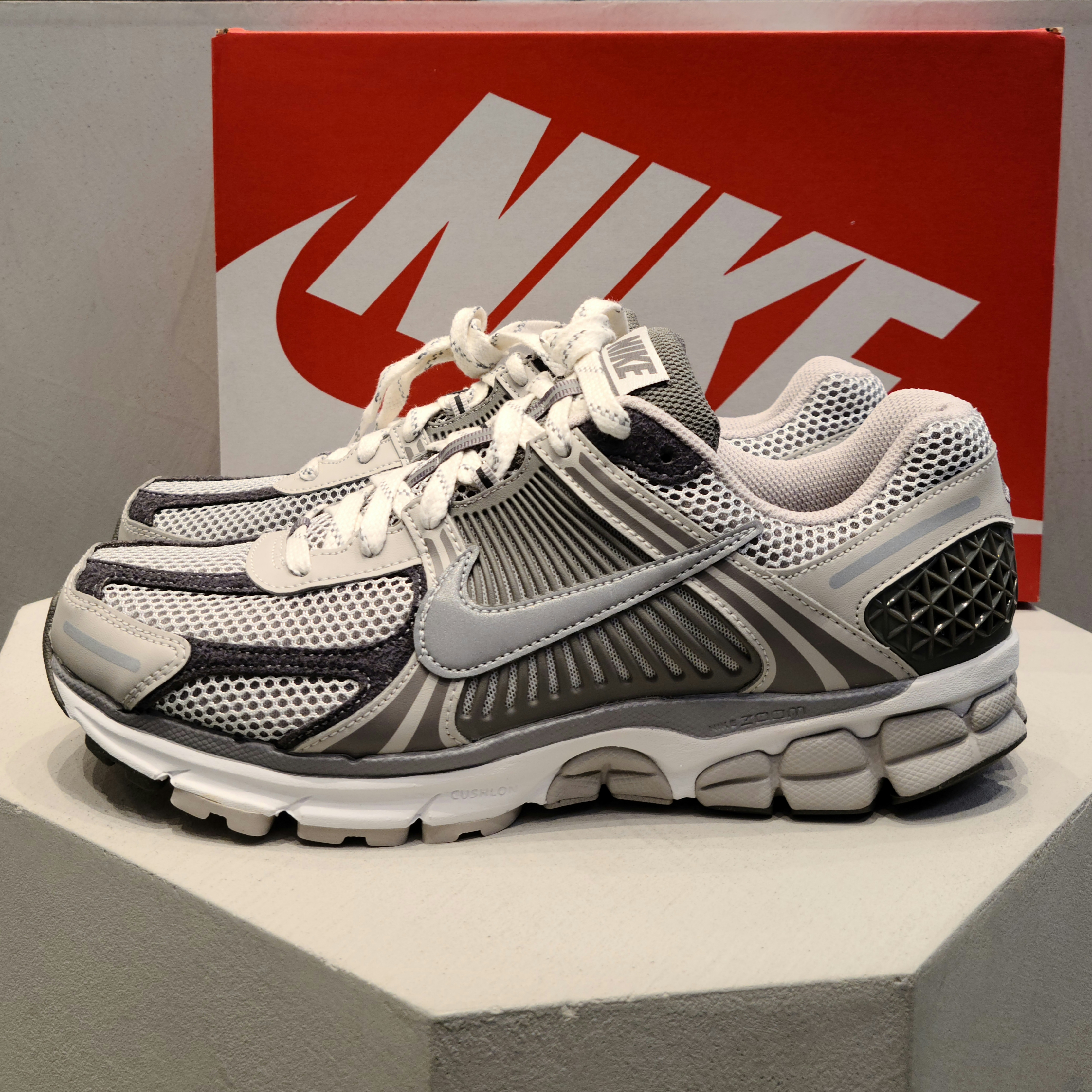 Nike Zoom Vomero 5 PRM Light Iron Ore and Flat Fewter 착용 스타일