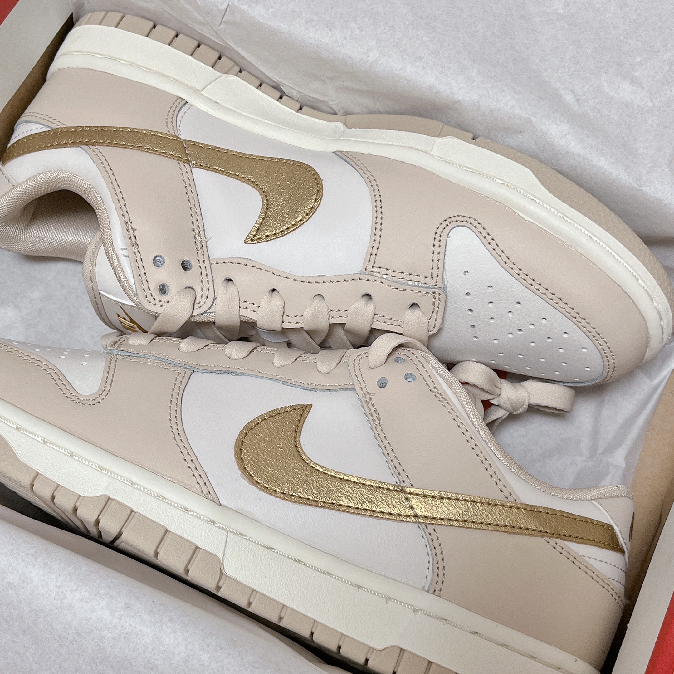 (W) Nike Dunk Low Sanddrift Metallic Gold 착용 스타일