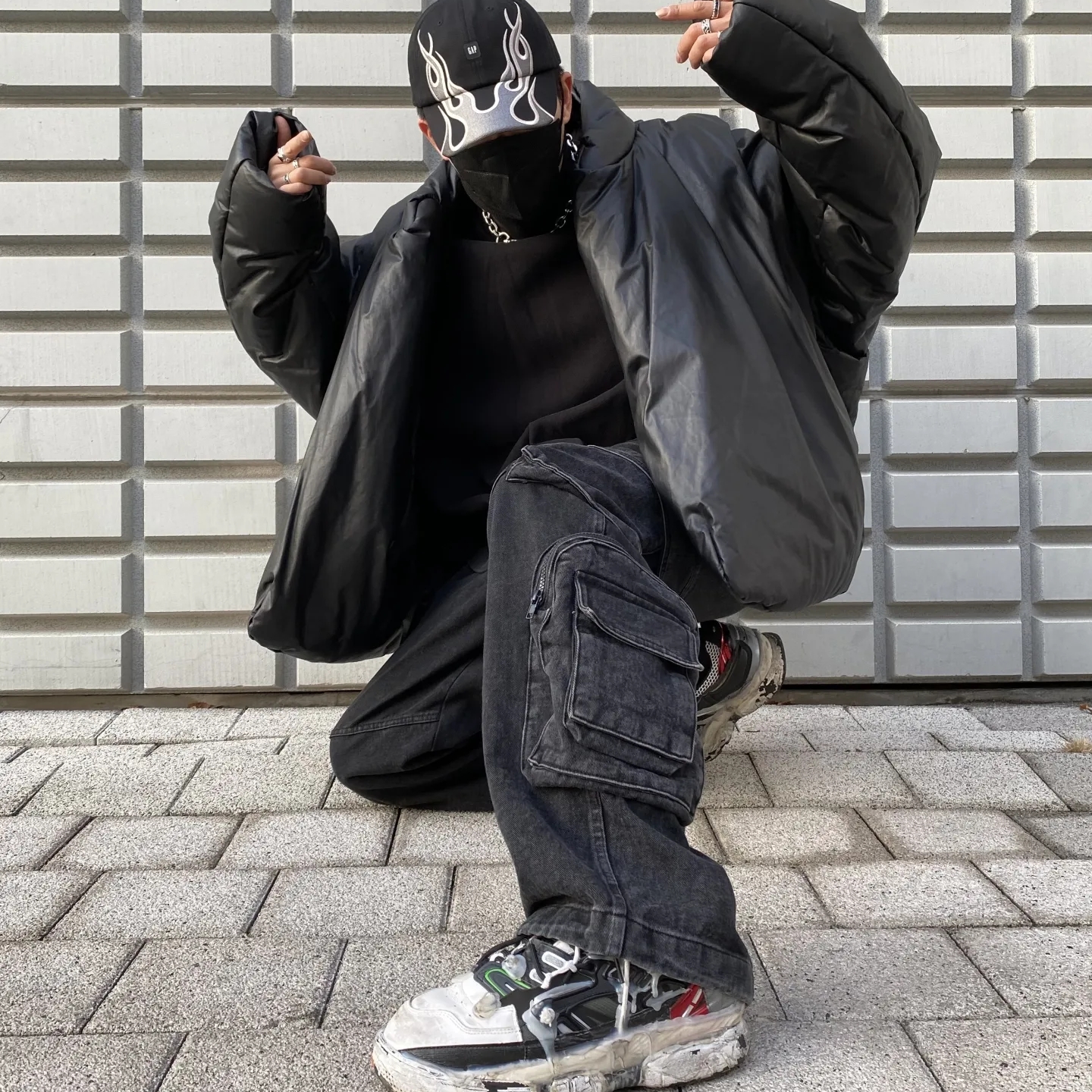Yeezy Gap Engineered By Balenciaga Flame Cap Black, Yeezy Gap Round Jacket Black 착용 스타일