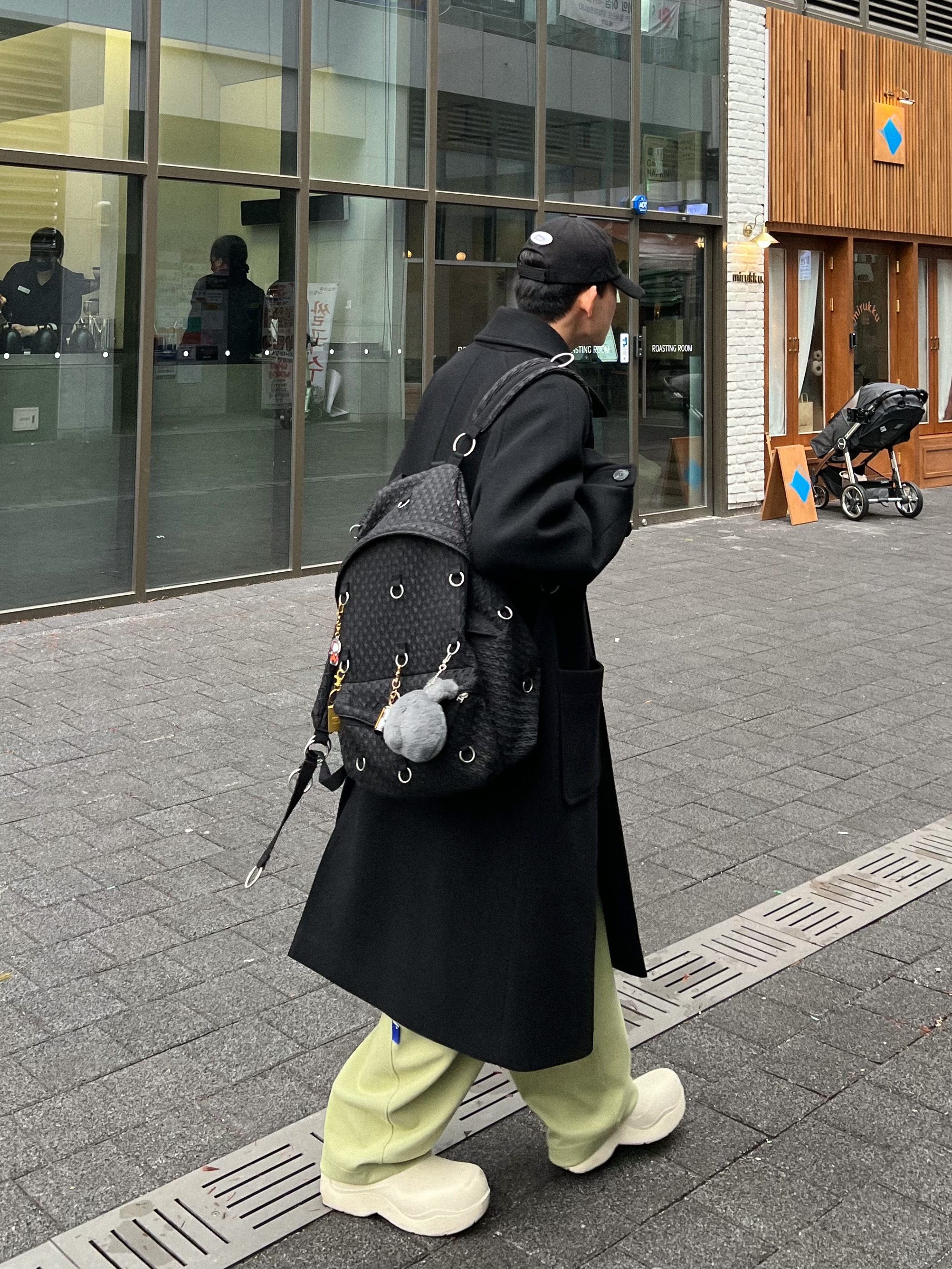 Bottega Veneta Puddle Ankle Boots Sea Salt, Zara x Ader Error Jogger Pants Light Green 착용 스타일 - 3
