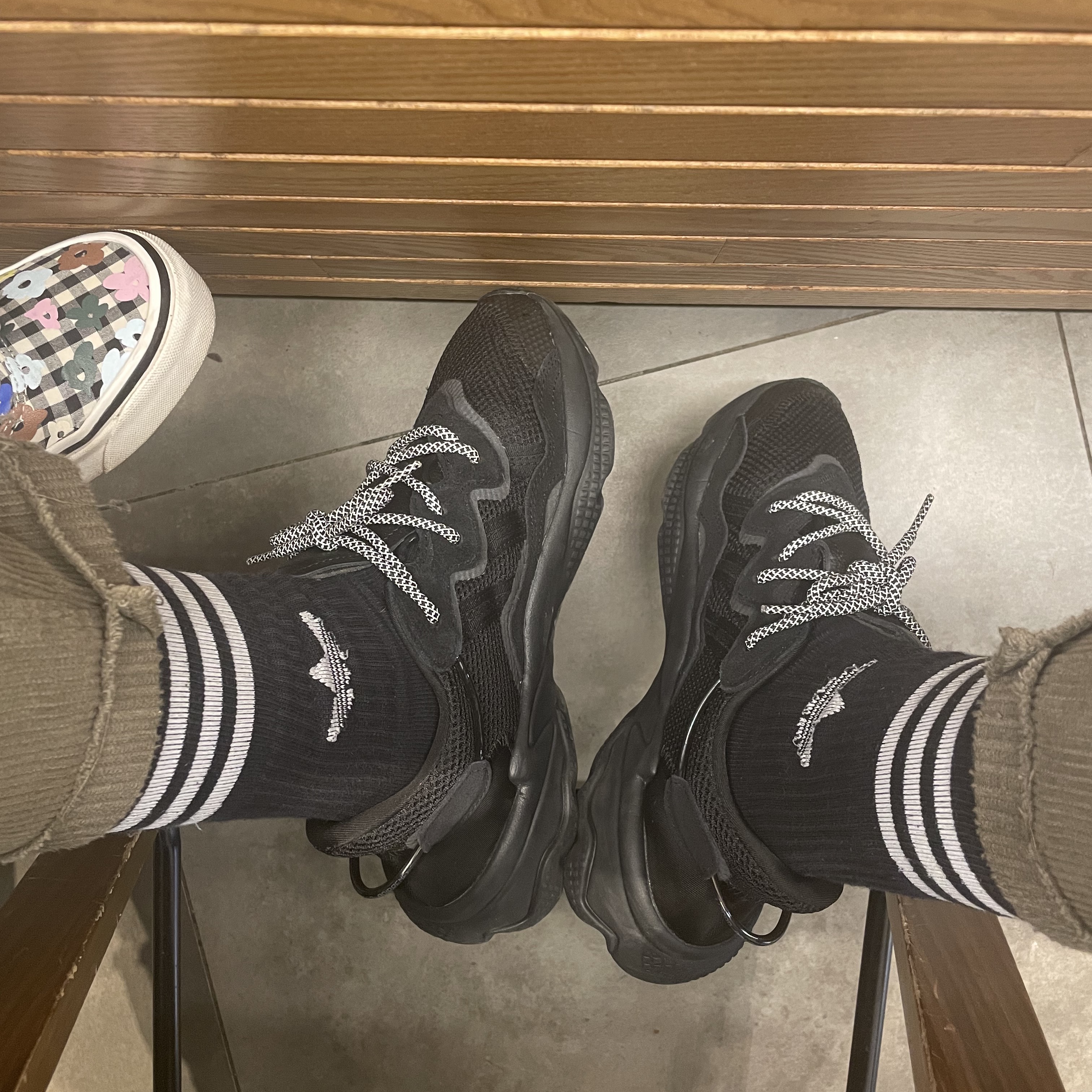 Adidas Ozweego Core Black 착용 스타일