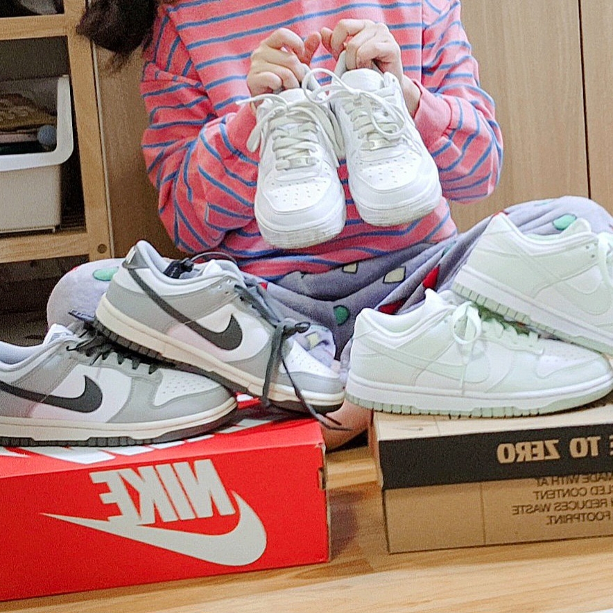 (W) Nike Dunk Low Light Smoke Grey, (W) Nike Dunk Low Next Nature Barely Green and White 착용 스타일