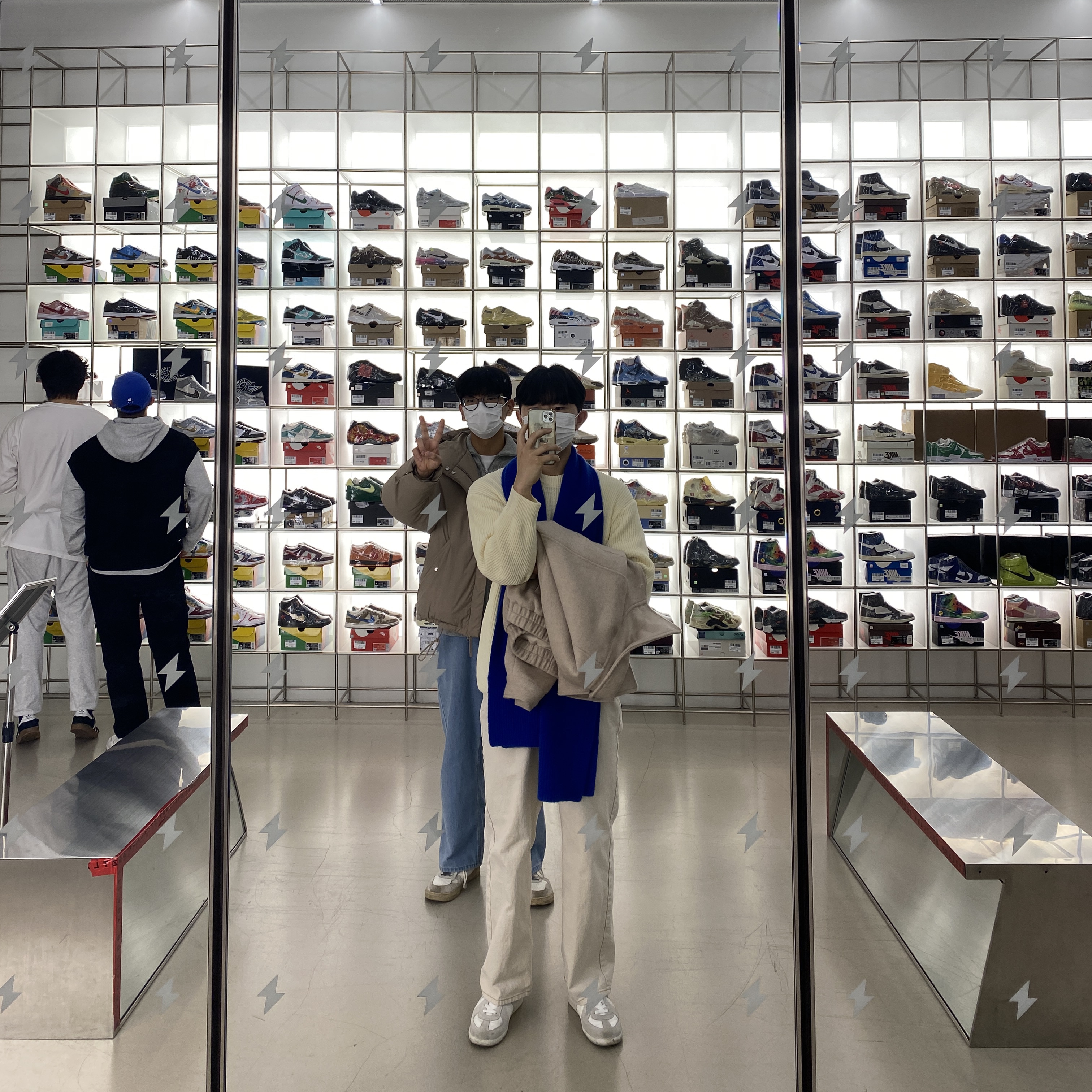 Jordan 1 x Dior High OG, Louis Vuitton x Nike Air Force 1 Low by Virgil Abloh White Comet Red μ°©μ© μ€νμΌ - 4