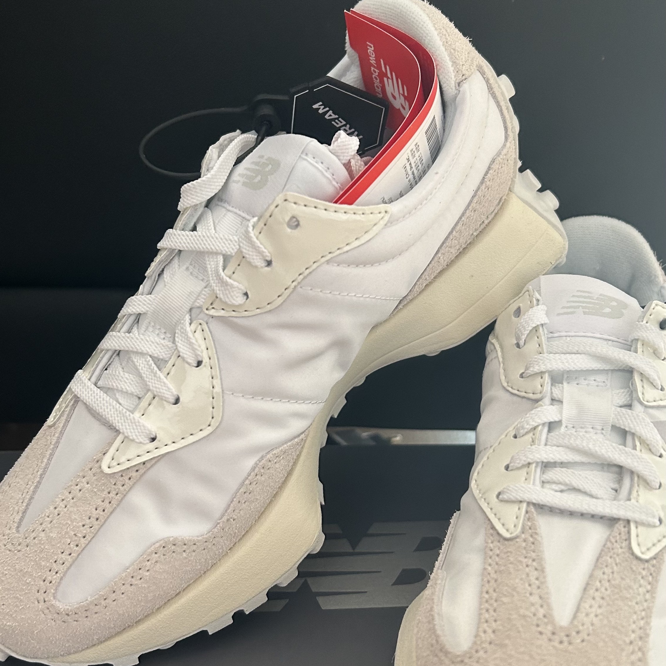(W) New Balance 327 White Moonbeam 착용 스타일