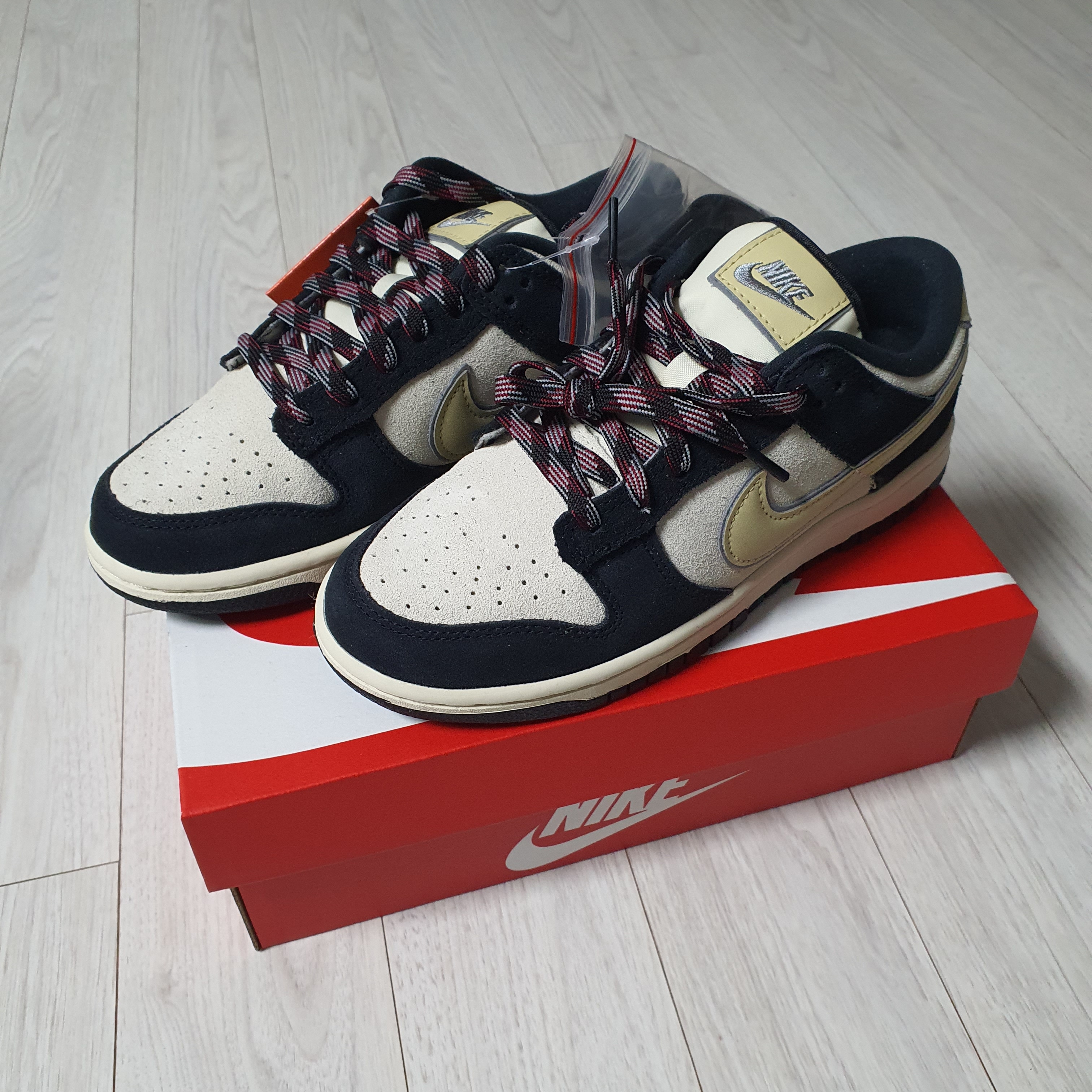 (W) Nike Dunk Low LX Black Suede 착용 스타일 - 1