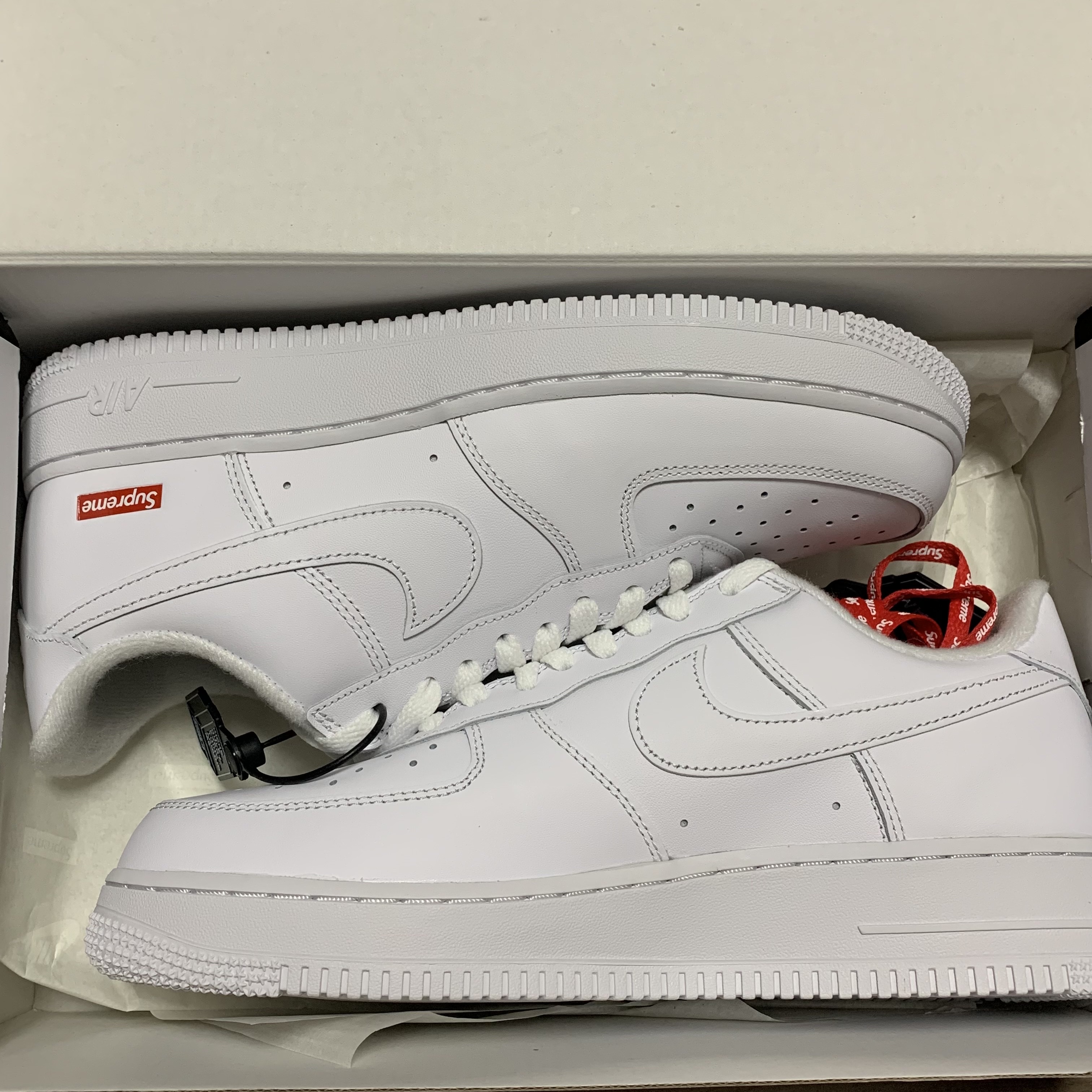 Nike x Supreme Air Force 1 Low White 착용 스타일 - 1