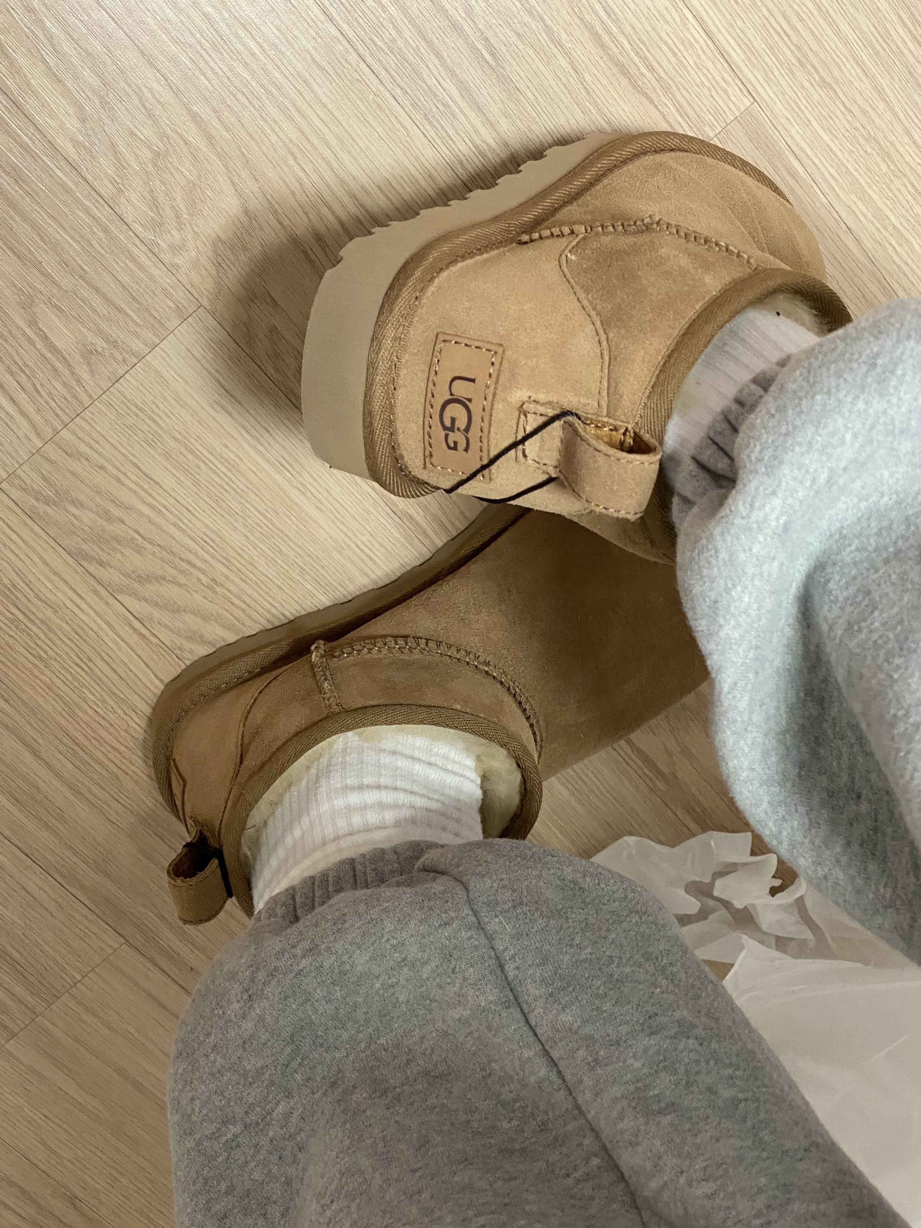 (W) UGG Classic Ultra Mini Boots Chestnut 착용 스타일 - 1