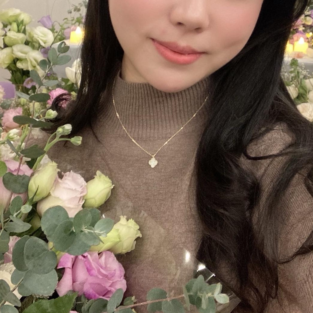 (W) Van Cleef & Arpels Sweet Alhambra Pendant Yellow Gold Mother of Pearl, (W) Van Cleef & Arpels Vintage Alhambra Pendant Yellow Gold Mother of Pearl 착용 스타일