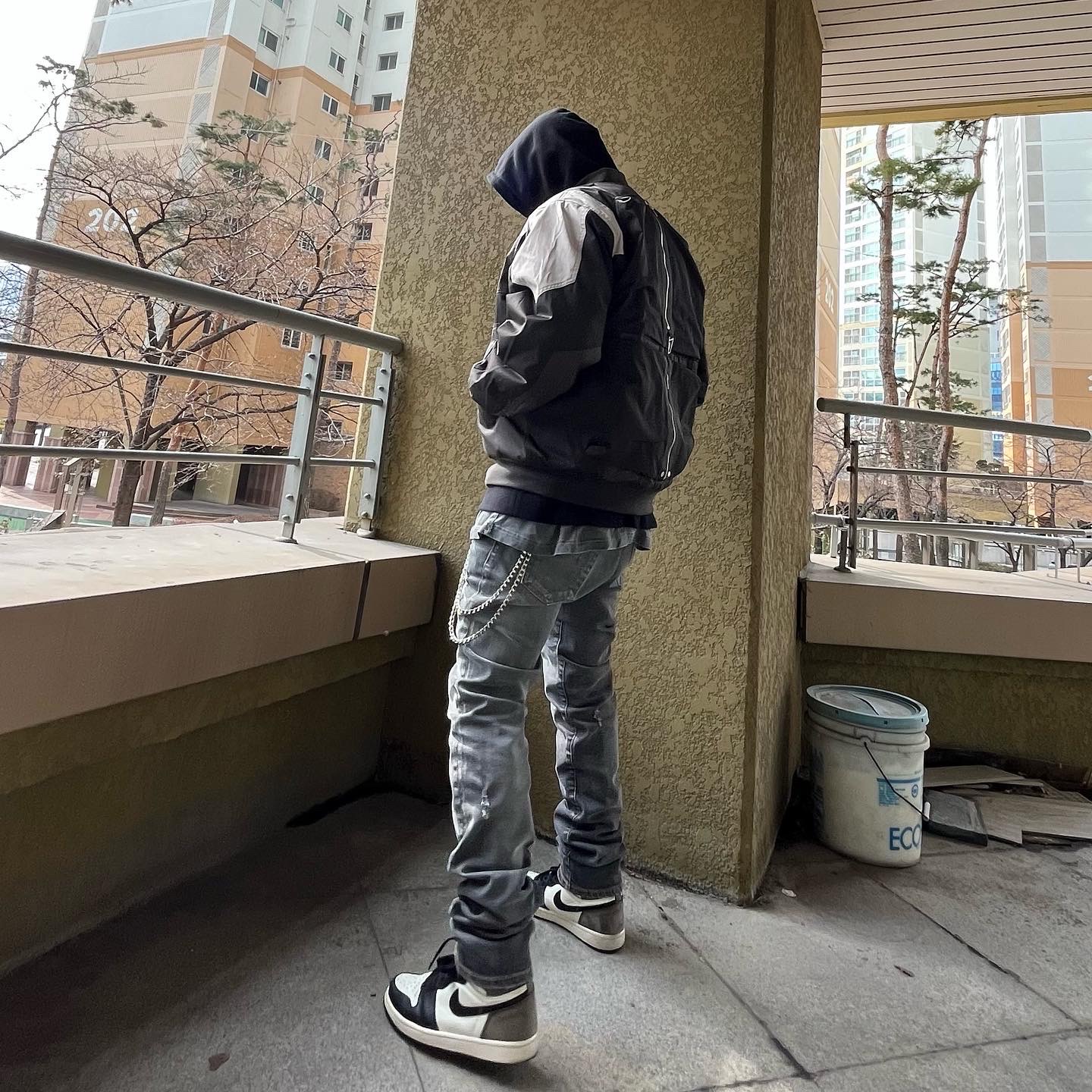 Undermycar Wani Kame Multi Block Pocket Turtle Bomber Driftwood - 22FW, Wooyoungmi Flower Print Back Logo Hoodie Black - 21SS 착용 스타일 - 1