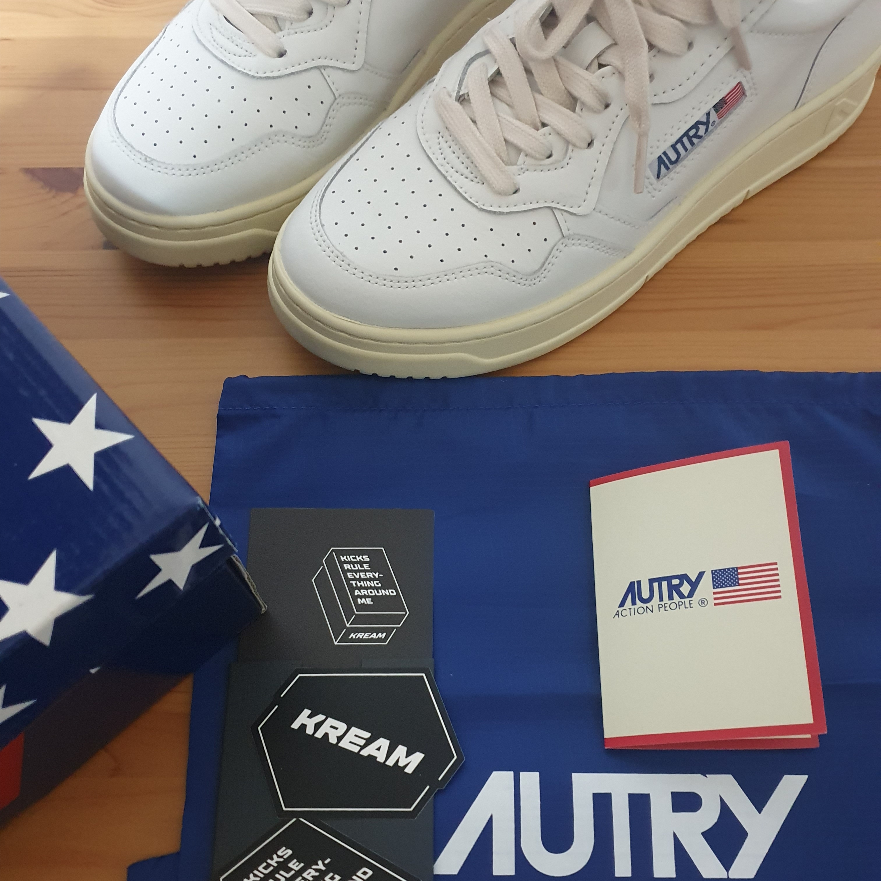 Autry Medalist Low Leather Sneakers White Black 착용 스타일
