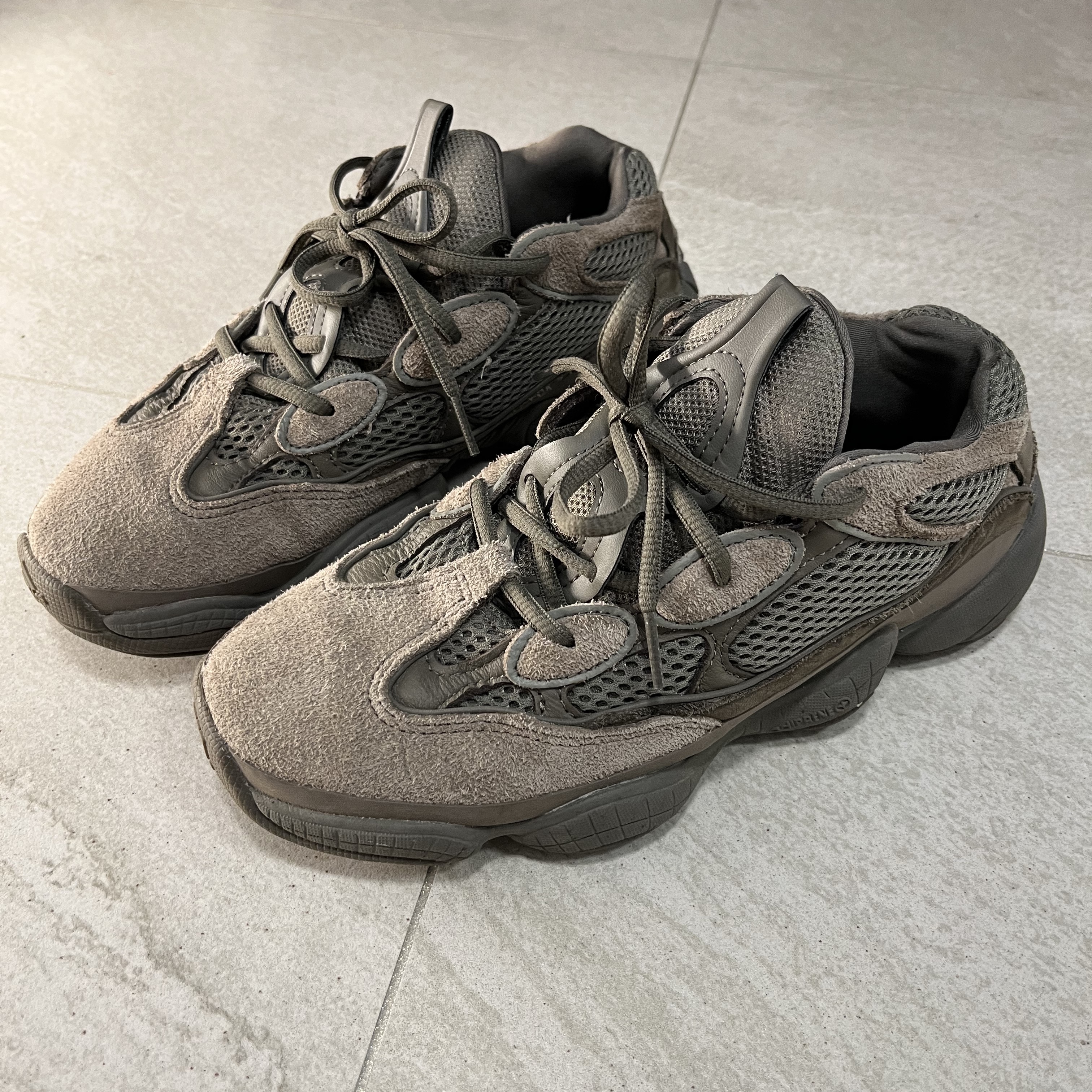 Adidas Yeezy 500 Clay Brown 착용 스타일