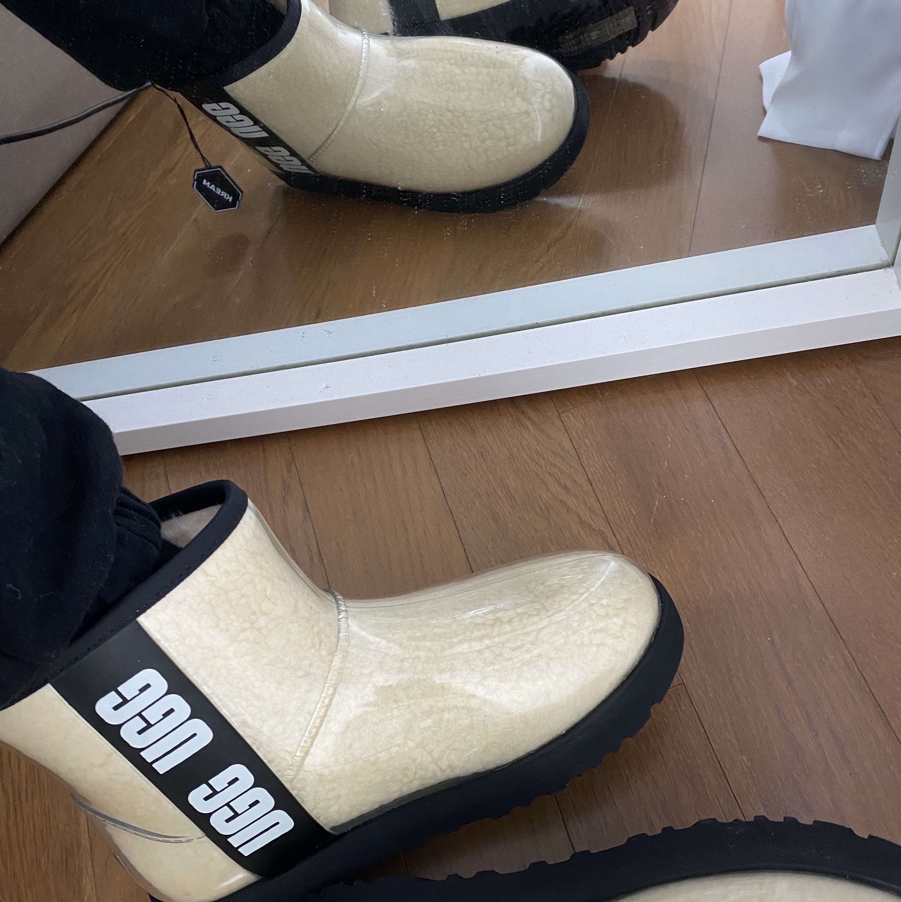 (W) UGG Classic Clear Mini Boots Natural Black 착용 스타일 - 2