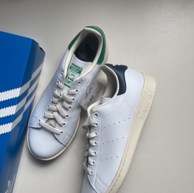 Adidas Stan Smith White Green Collegiate Navy 착용 스타일 - 2