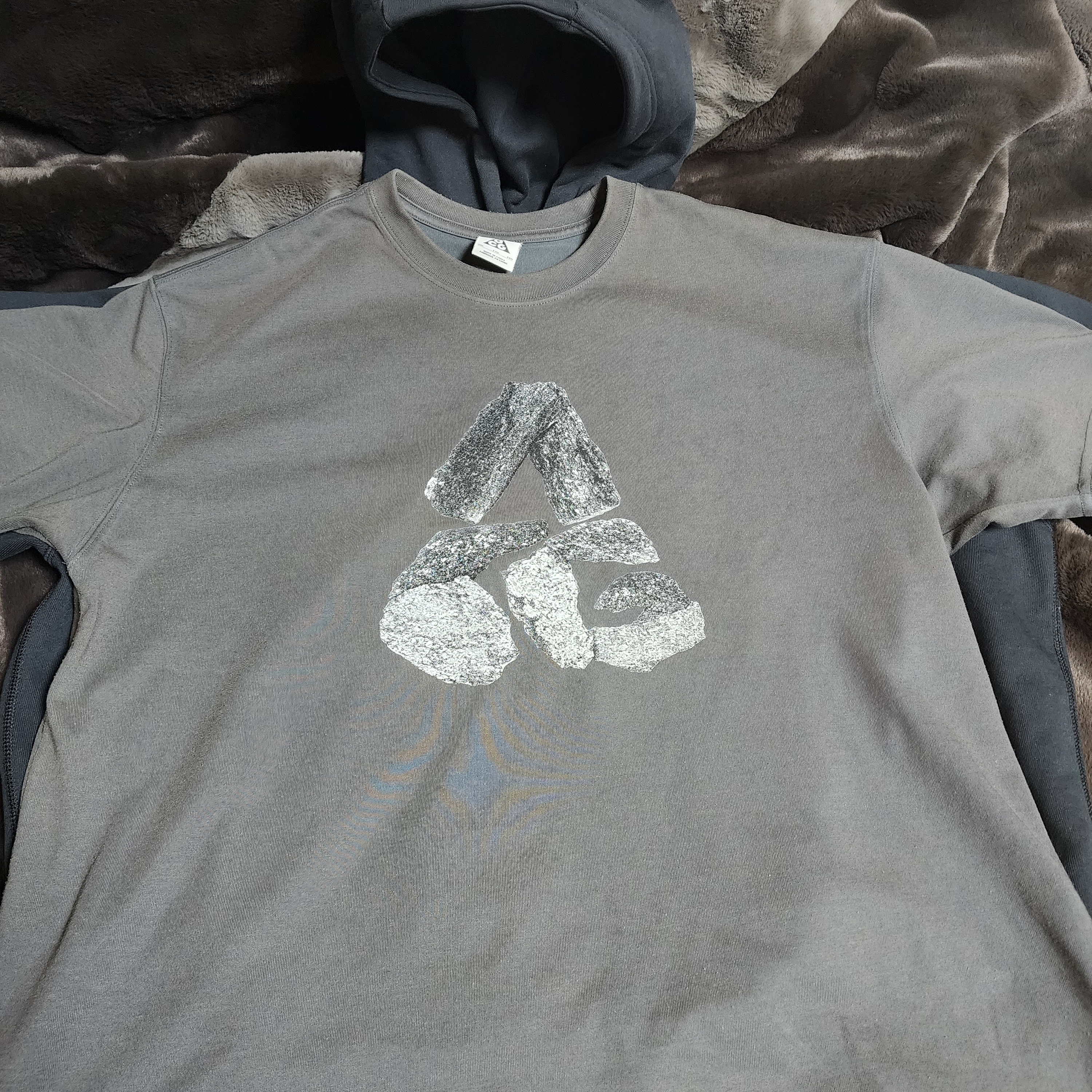 Nike ACG Monolithic T-Shirt Anthracite - Asia, Nike ACG Therma-Fit Pullover Fleece Hoodie Black - Asia 착용 스타일 - 1
