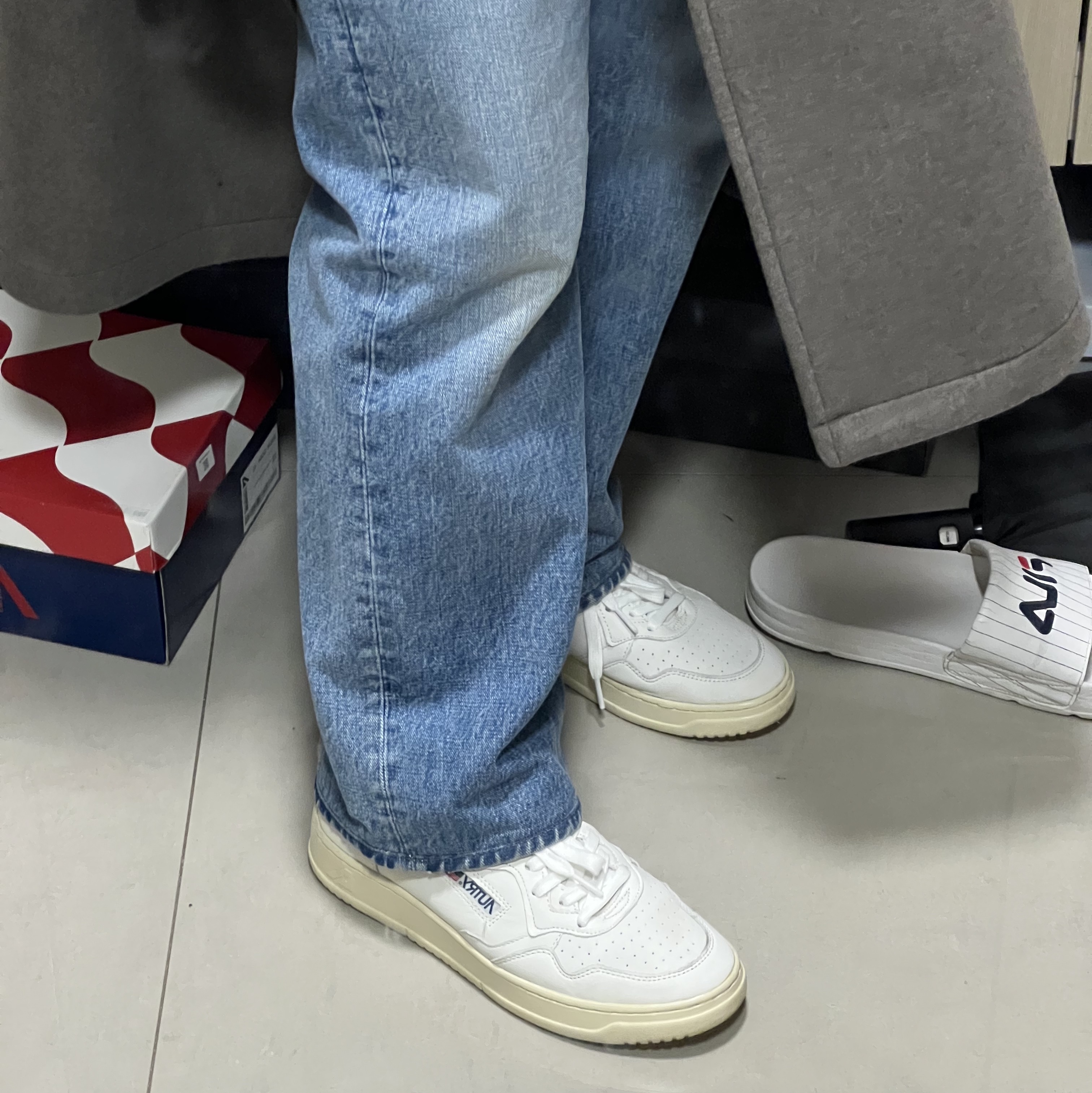Autry Medalist Low Goatskin Sneakers White 착용 스타일