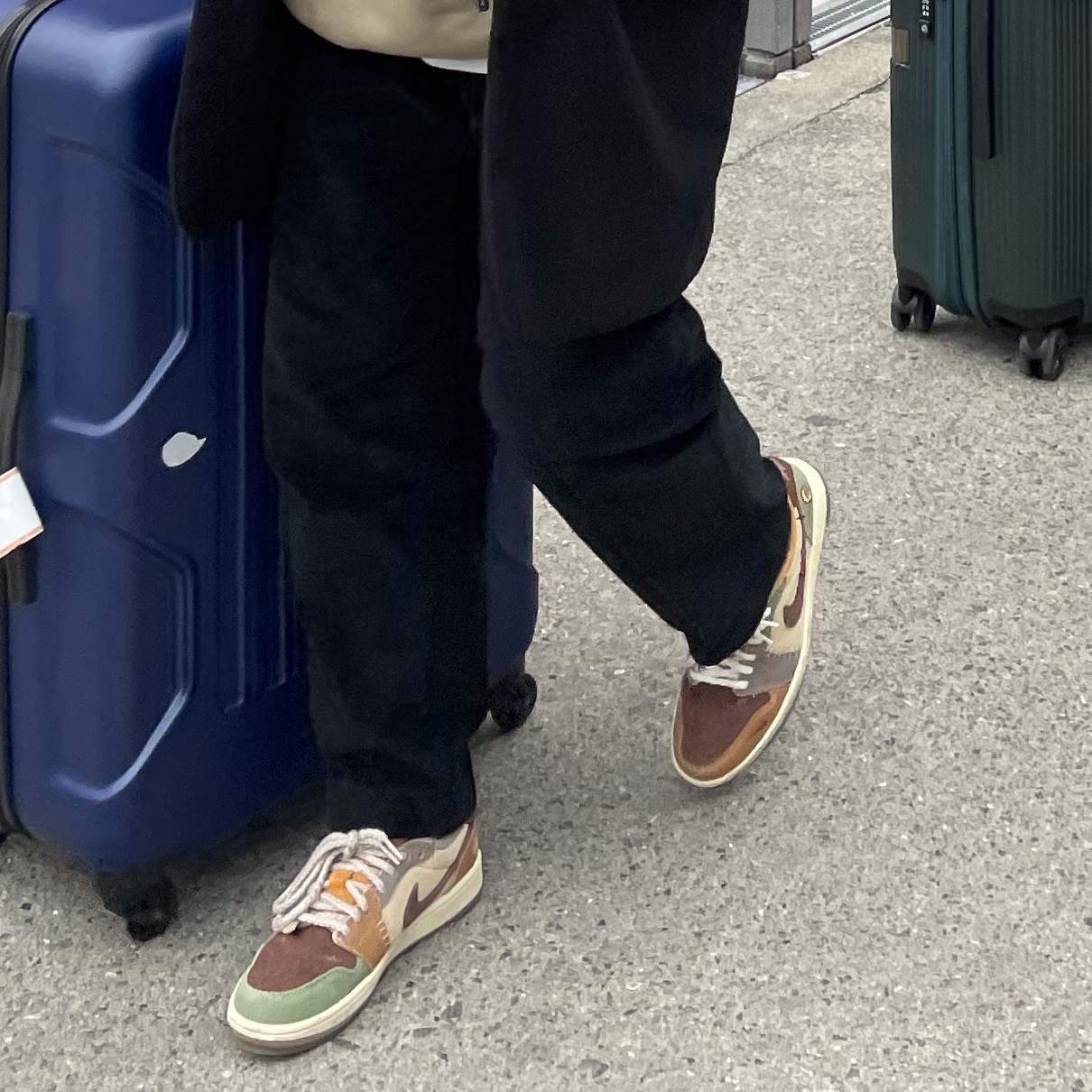 Jordan 1 x Zion Williamson Retro Low OG Flax and Oil Green, Nike x Off-White NRG Fleece Hoodie Khaki - Asia 착용 스타일 - 2