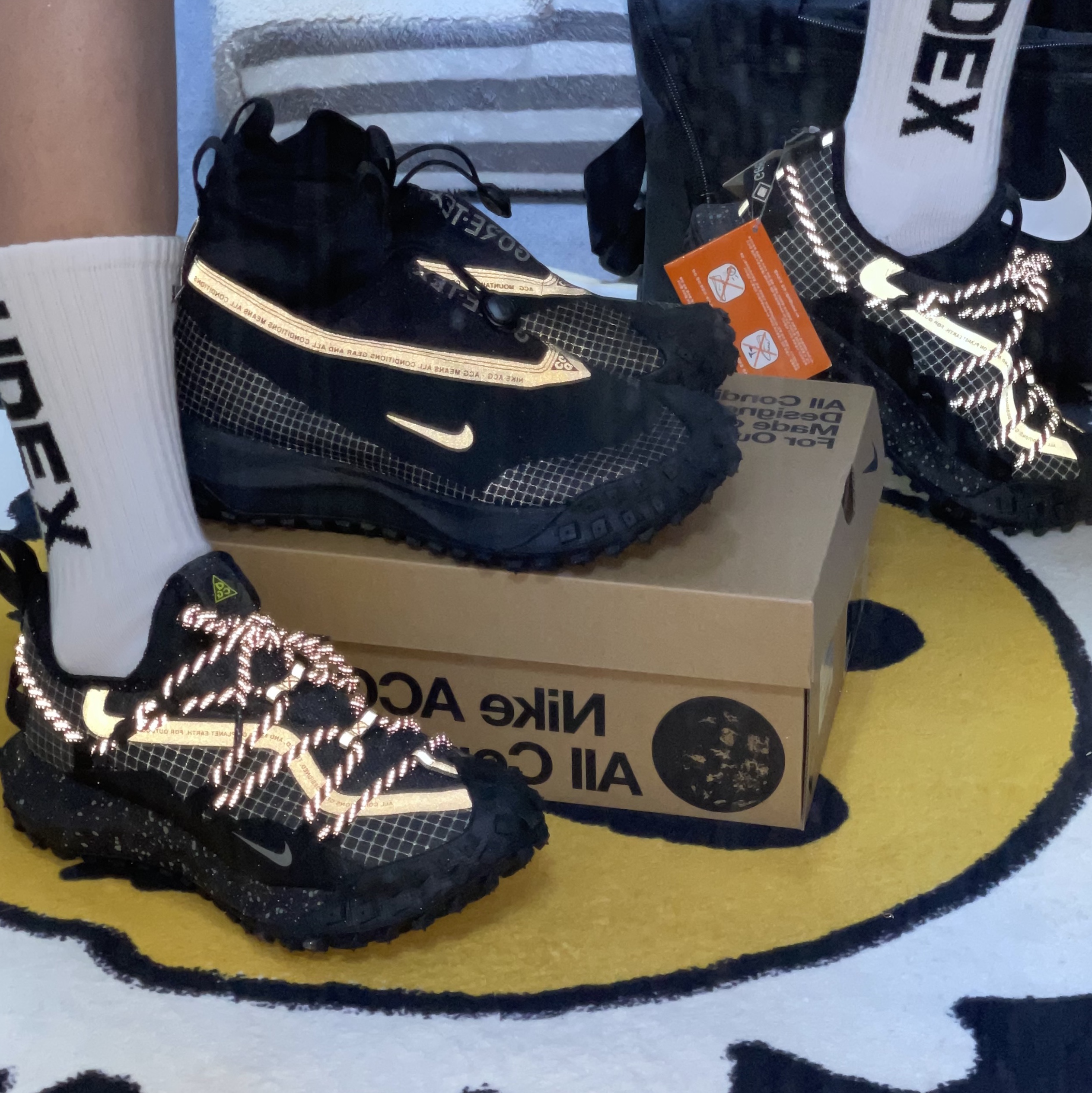 Nike ACG Mountain Fly Low Gore-Tex SE Dark Smoke Grey, Nike ACG Mountain Fly Gore-Tex Black and Dark Grey 착용 스타일 - 2