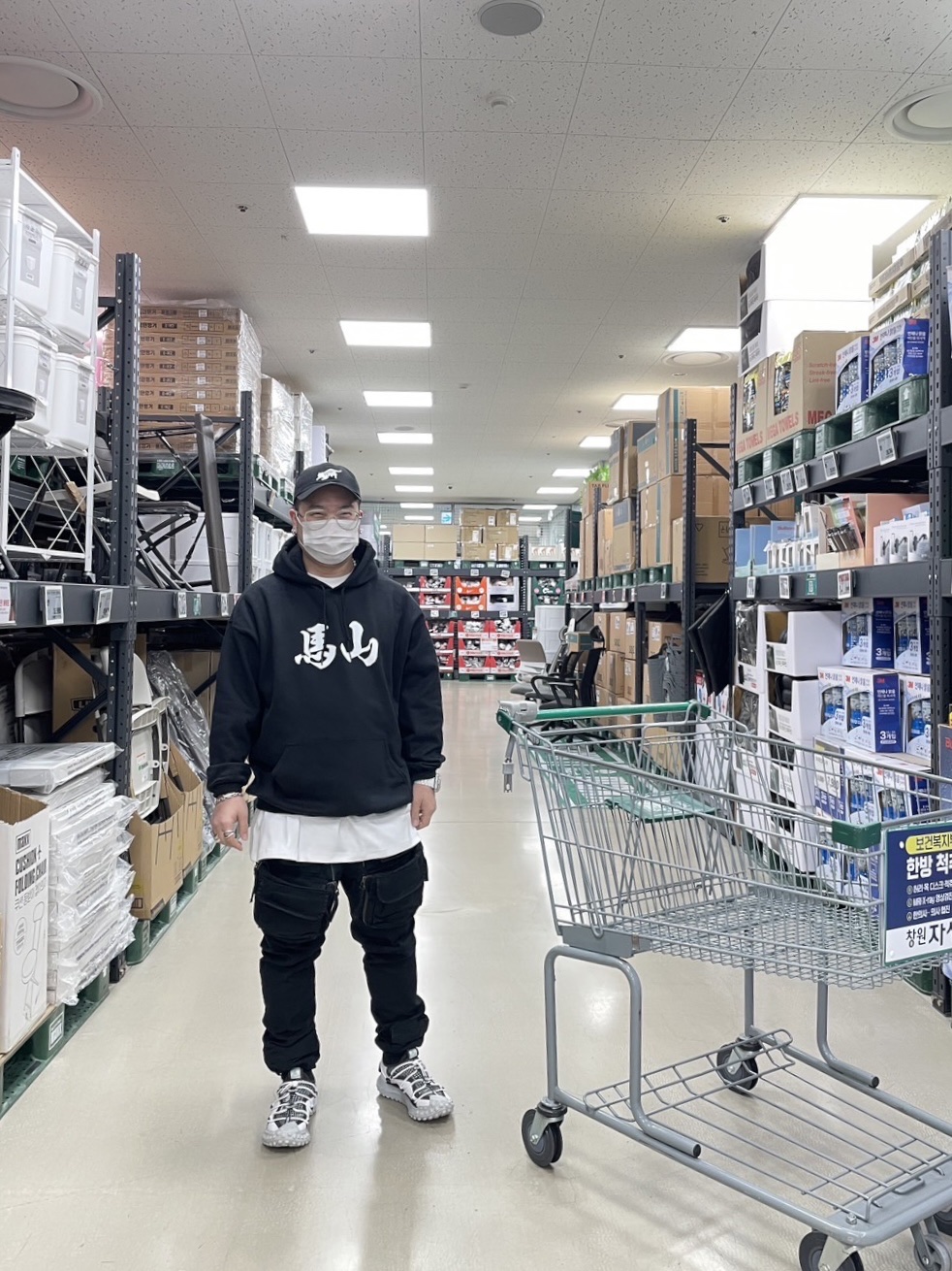 Nike ACG Mountain Fly Low SE White and Black 착용 스타일