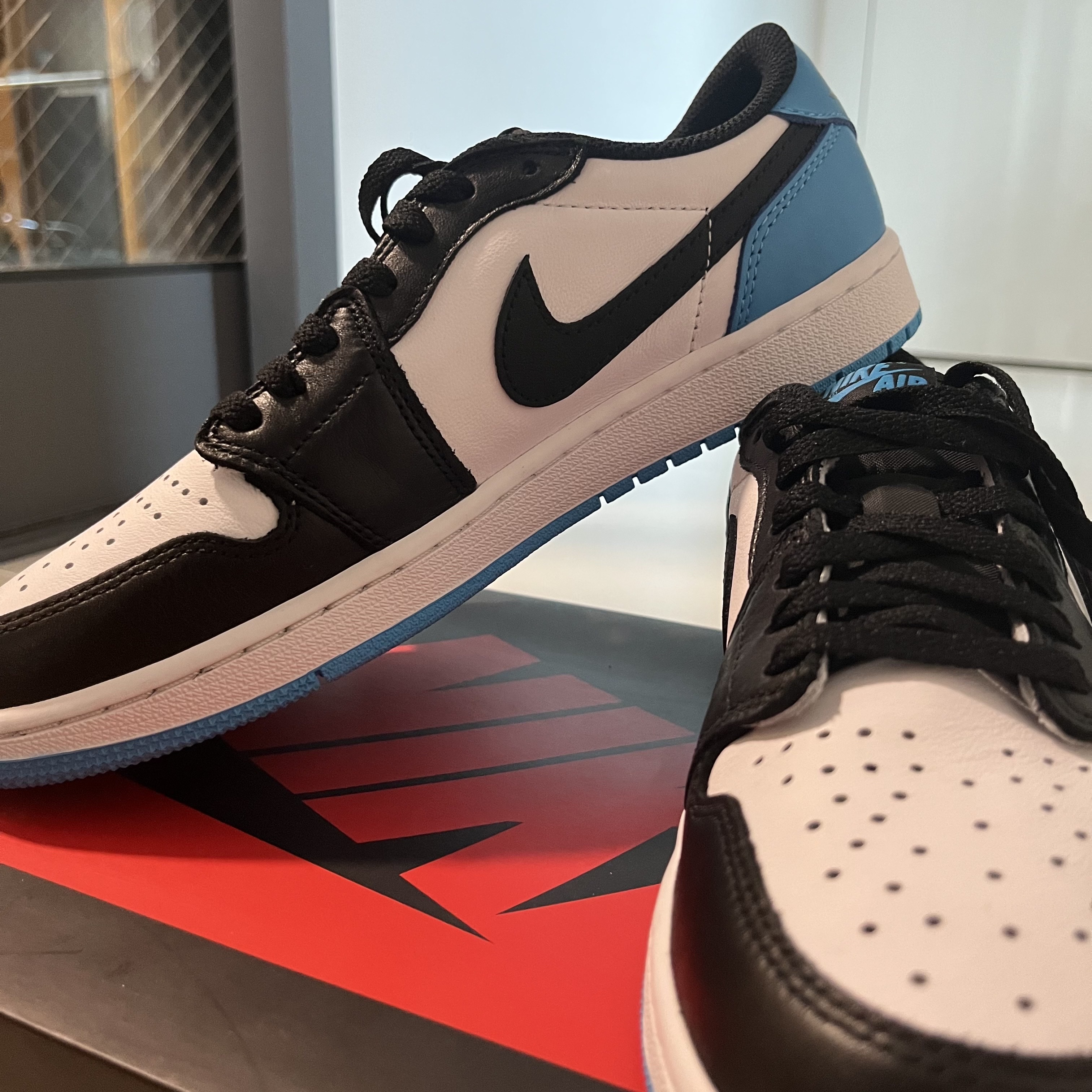 Jordan 1 Retro Low OG Black and Dark Powder Blue 착용 스타일