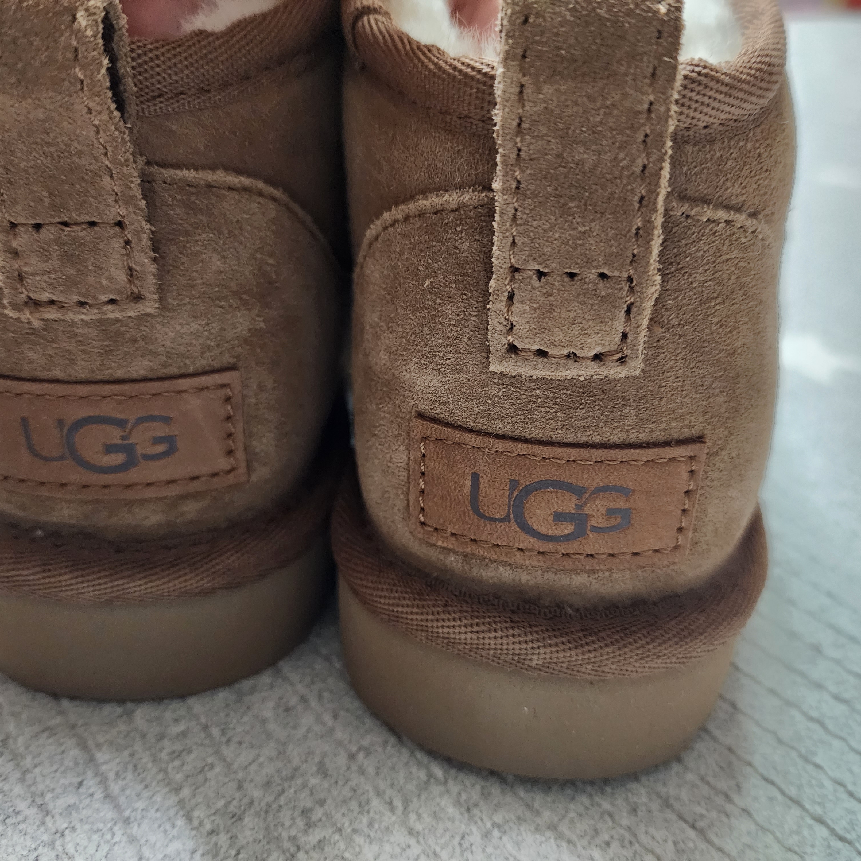 (W) UGG Classic Ultra Mini Boots Chestnut 착용 스타일 - 2