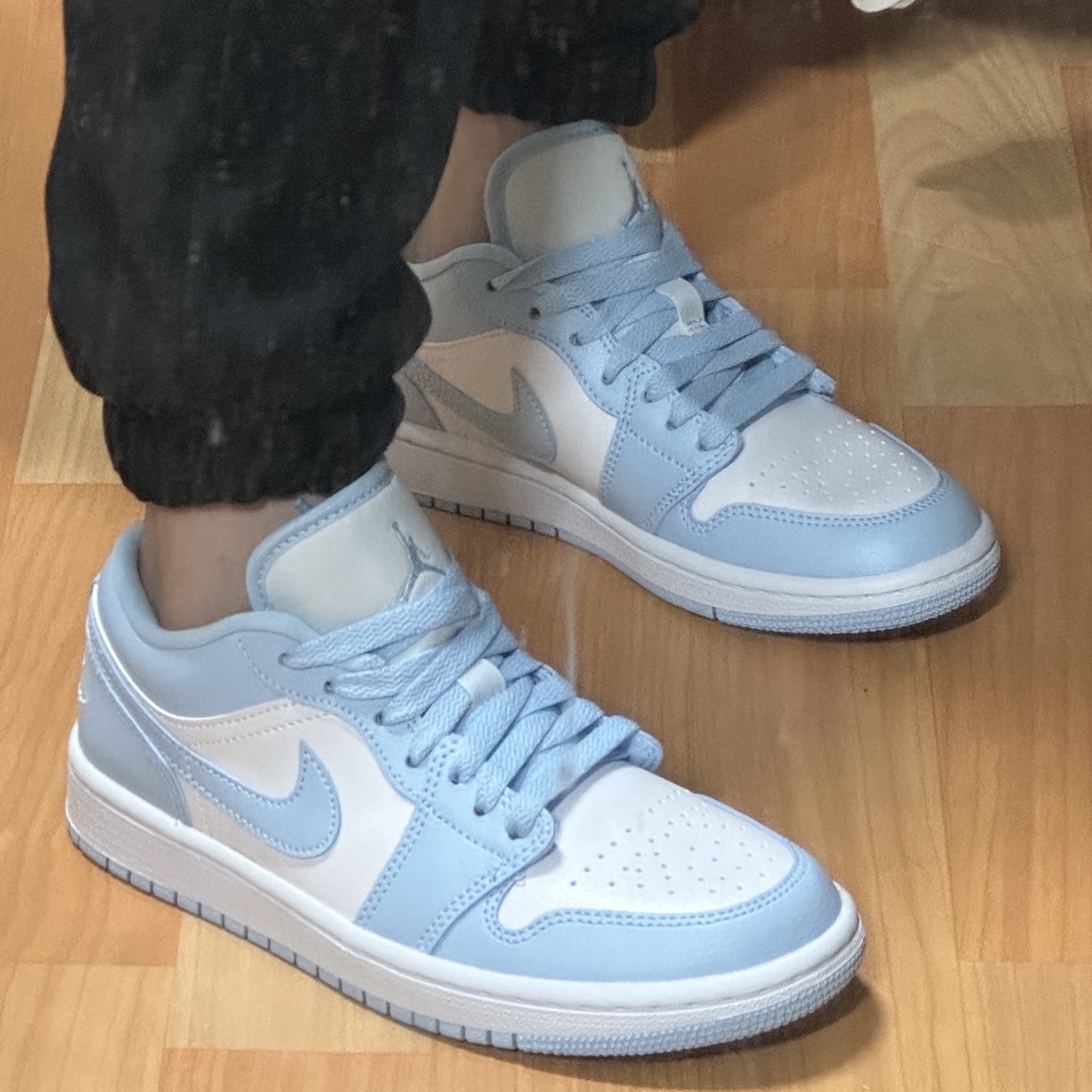 (W) Jordan 1 Low White Ice Blue 착용 스타일 - 1